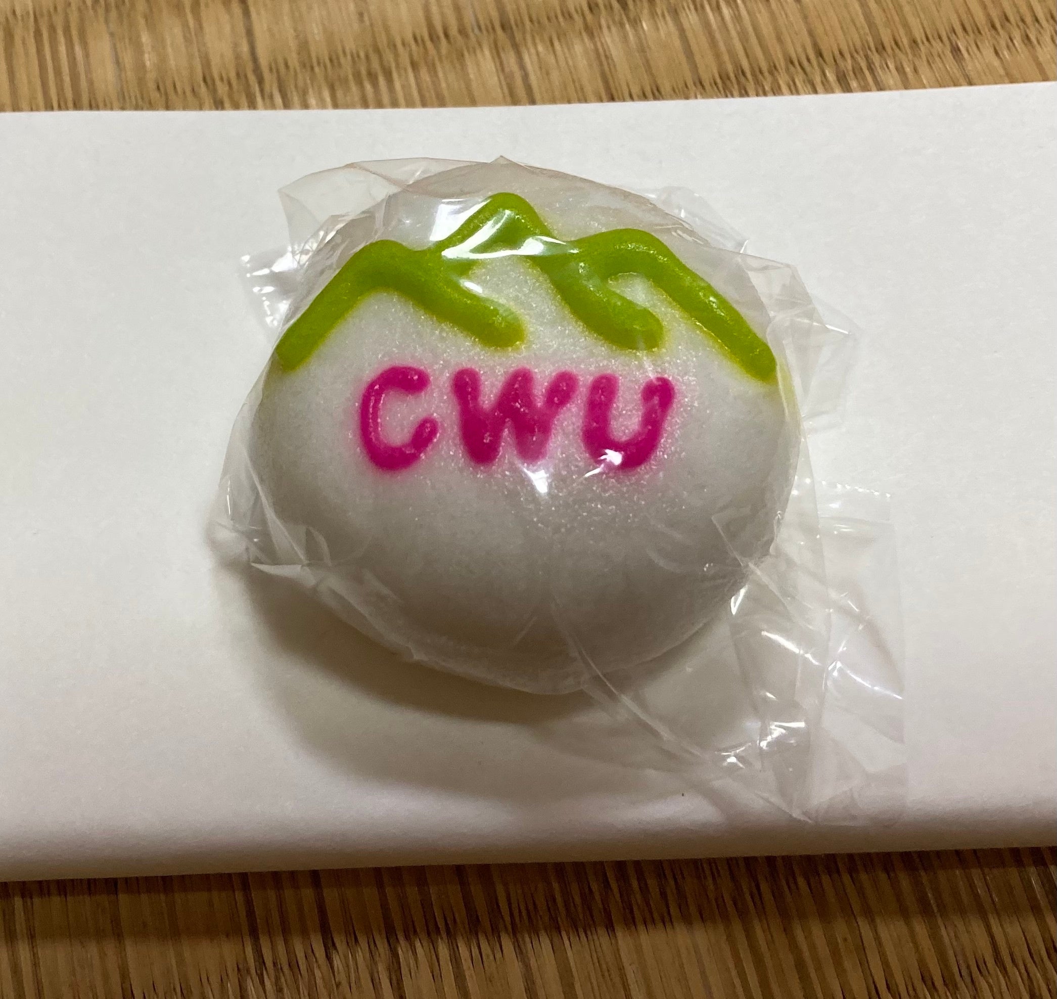 CWUロゴ入りのおまんじゅう
