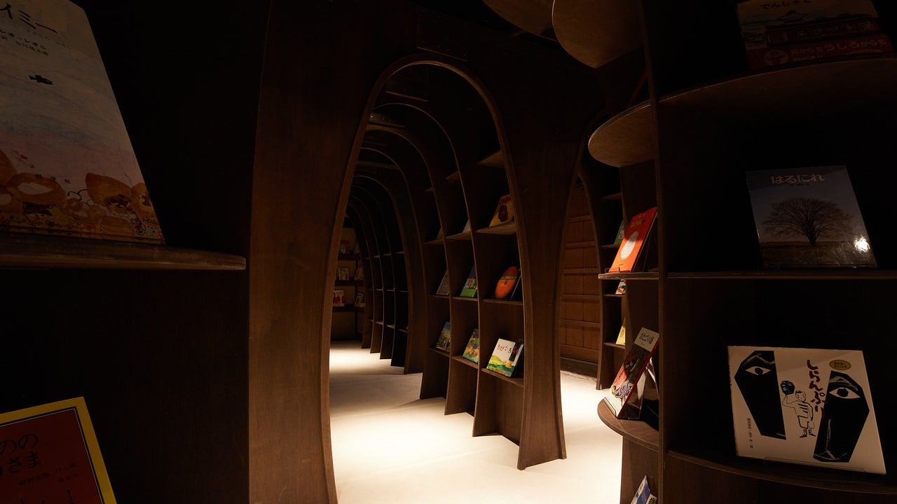 えほんのどうくつ