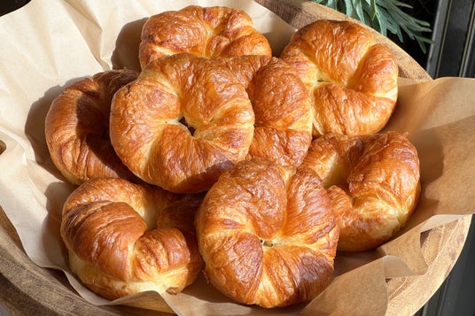 はちみつバターがじゅわっと広がる。累計25,000個以上販売のクロワッサン生ベーグルに、4周年記念の新フレーバー登場 はちみつバターがじゅわっと広がる。累計25,000個以上販売のクロワッサン生ベーグルに、4周年記念の新フレーバー登場