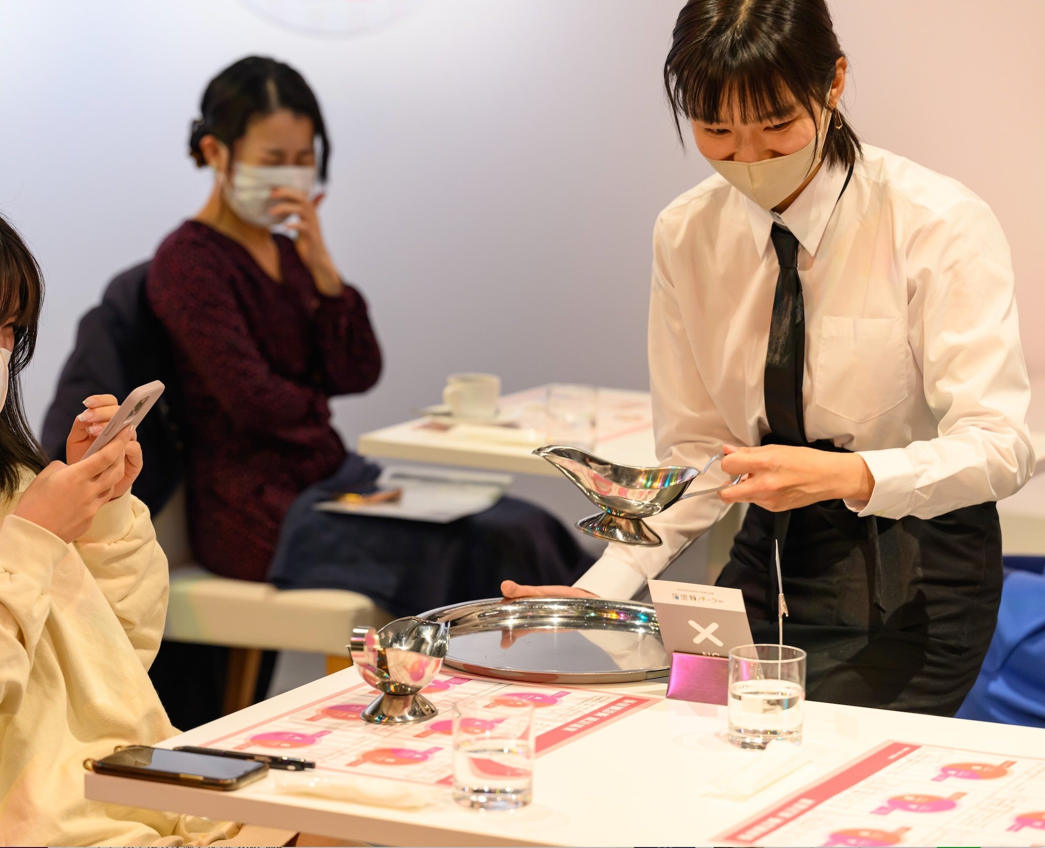 パフェの提供待ち時間に各テーブルでは ”思いもよらぬ出来事“が発生