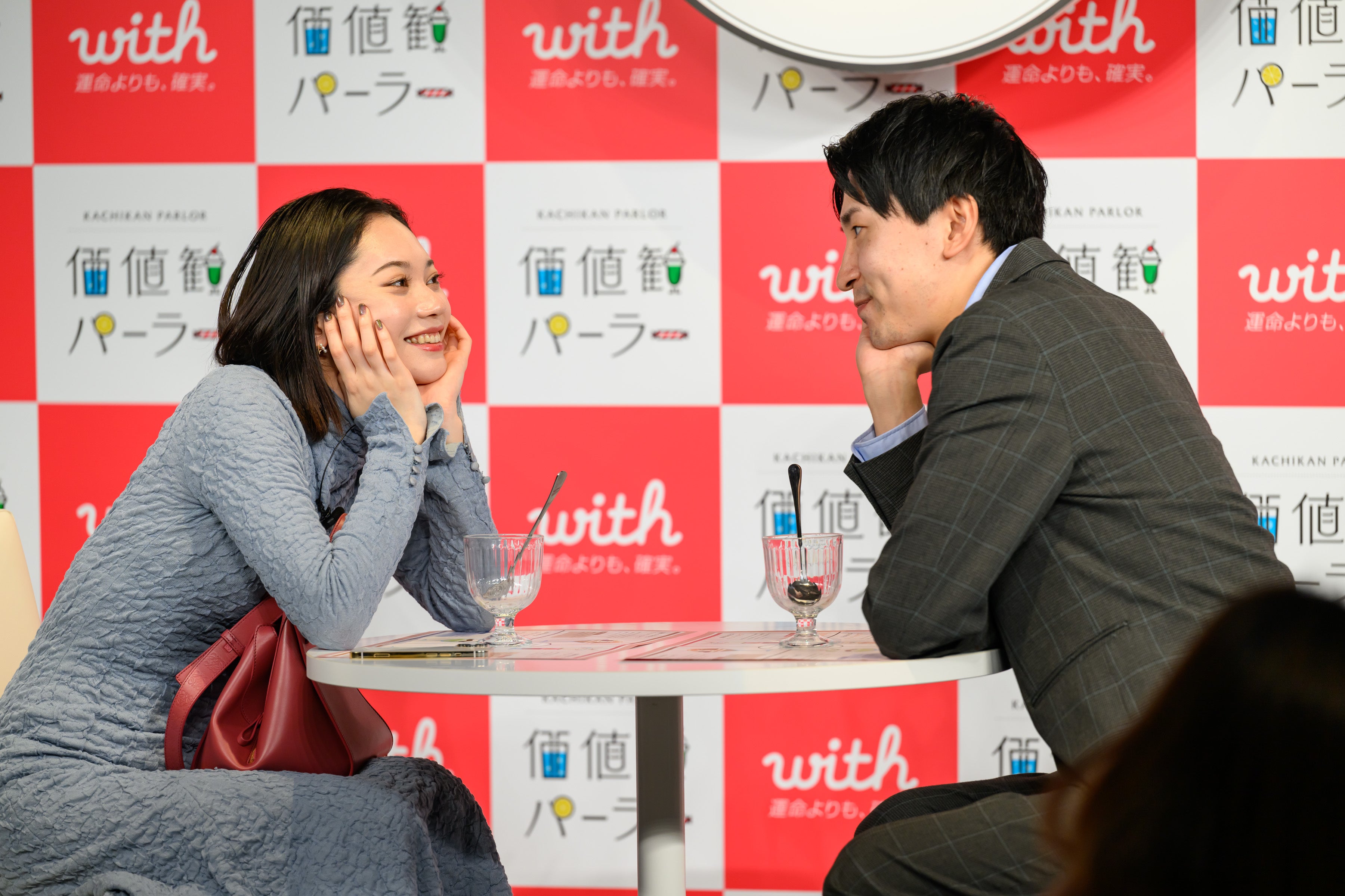 ステージ上でデートシチュエーションを熱演