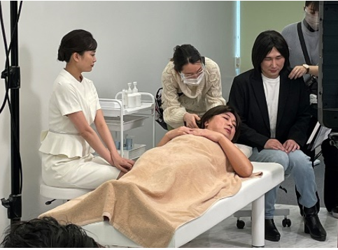 ミュゼの体験をする松尾さんと 優しく見守るじろうさん