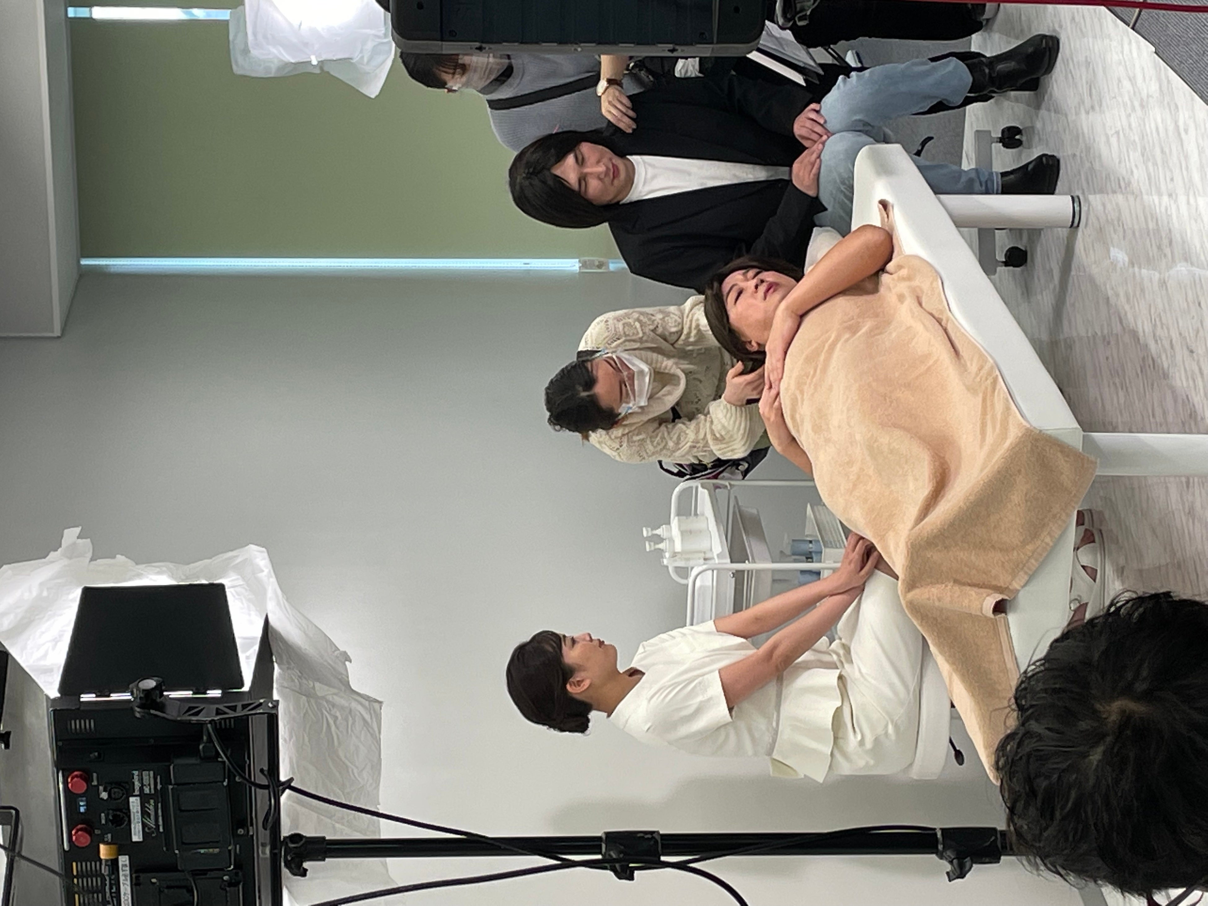 ミュゼの体験をする松尾さんと 優しく見守るじろうさん