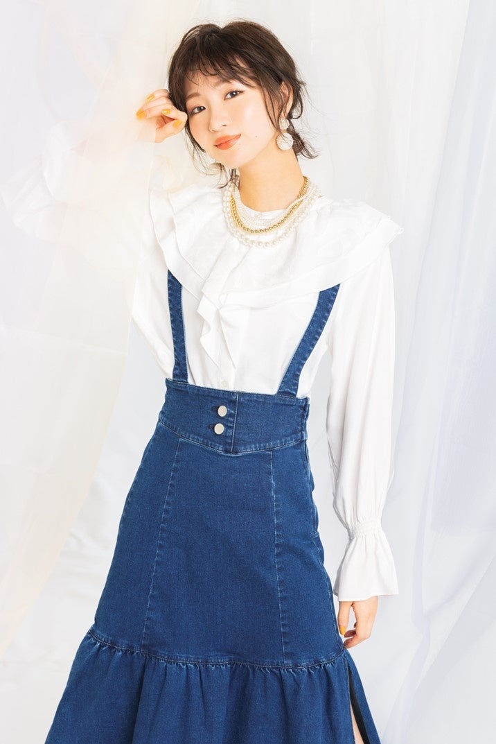 デイリーコーデに欠かせないデニムスカートは スカートのスリットと華やかな小物使いでフェミニンさを表現。