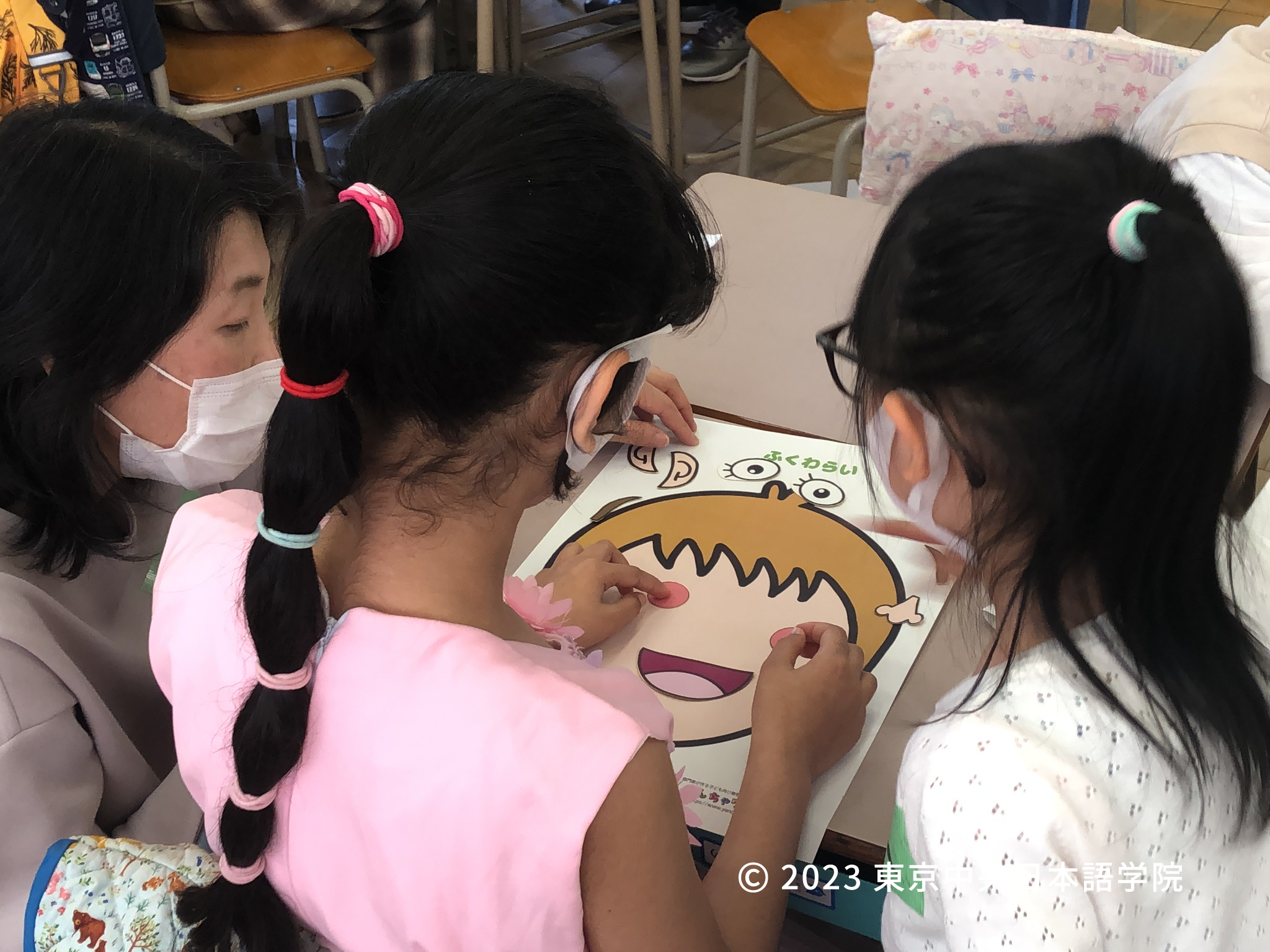 福笑いで上・下・右・左の言い方を学びました。「楽しい！」と子どもたち。