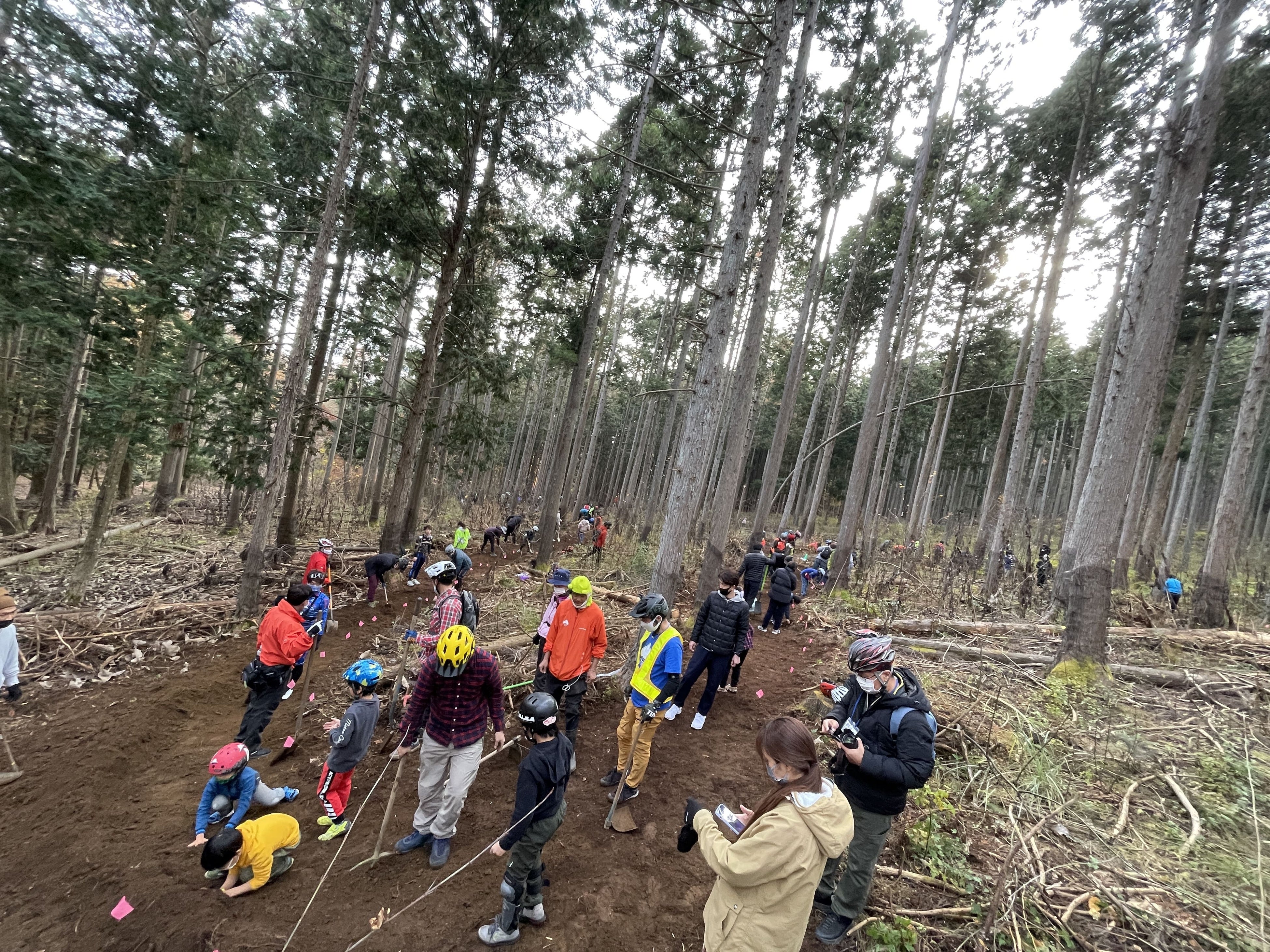 私たちは皆で力を合わせて山道を切り開いていく