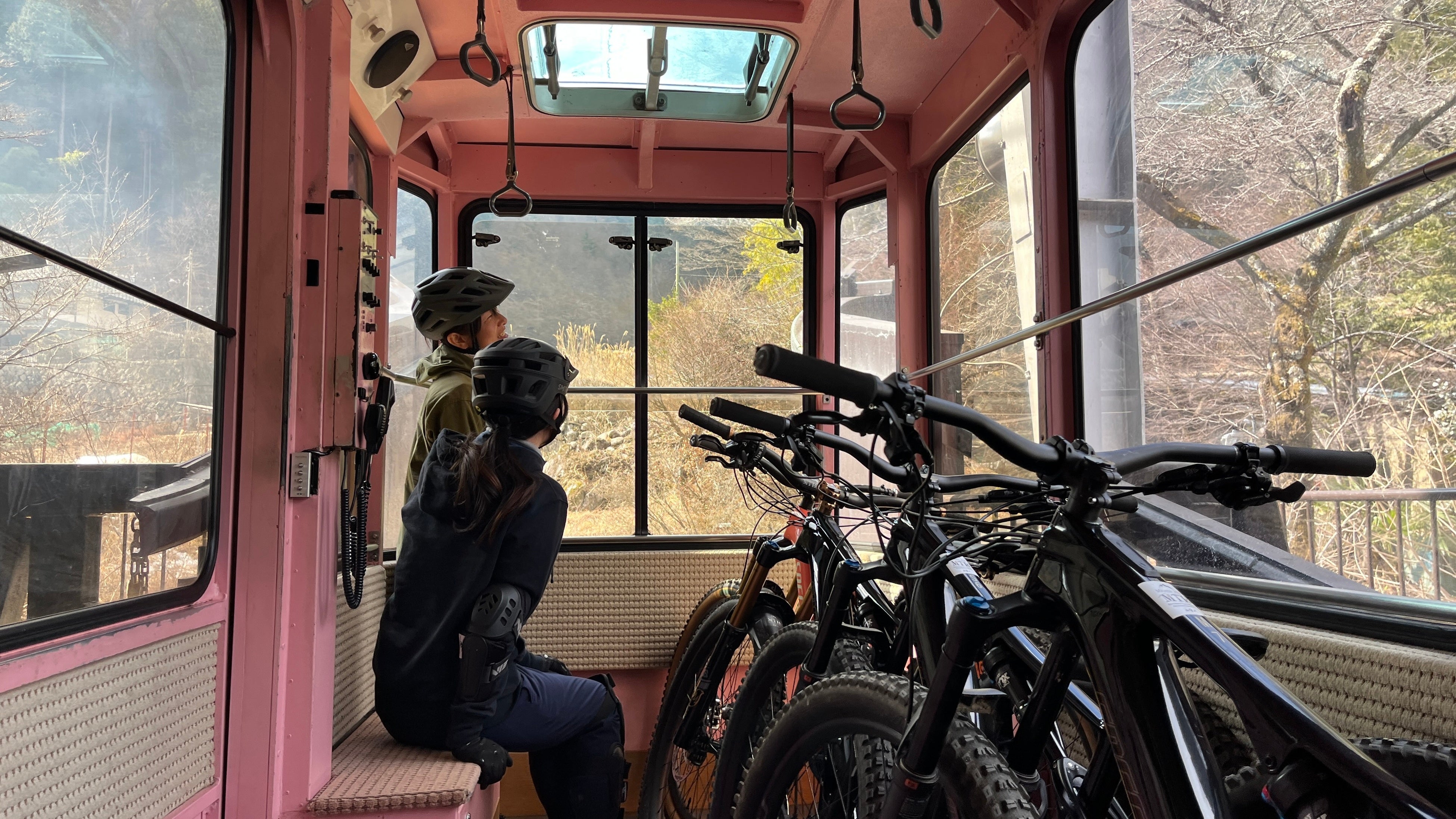 ロープウェイにMTBとともに乗車し一気に山頂へ