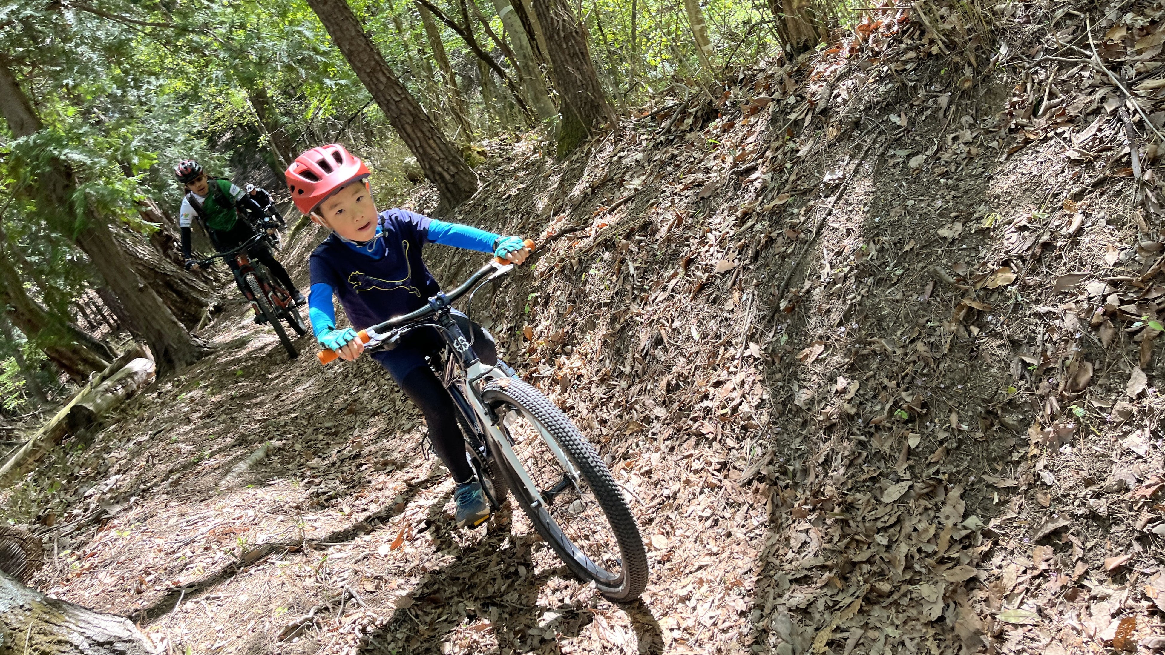 子どもの真剣なまなざし。子どもにとってはMTBは大冒険です。