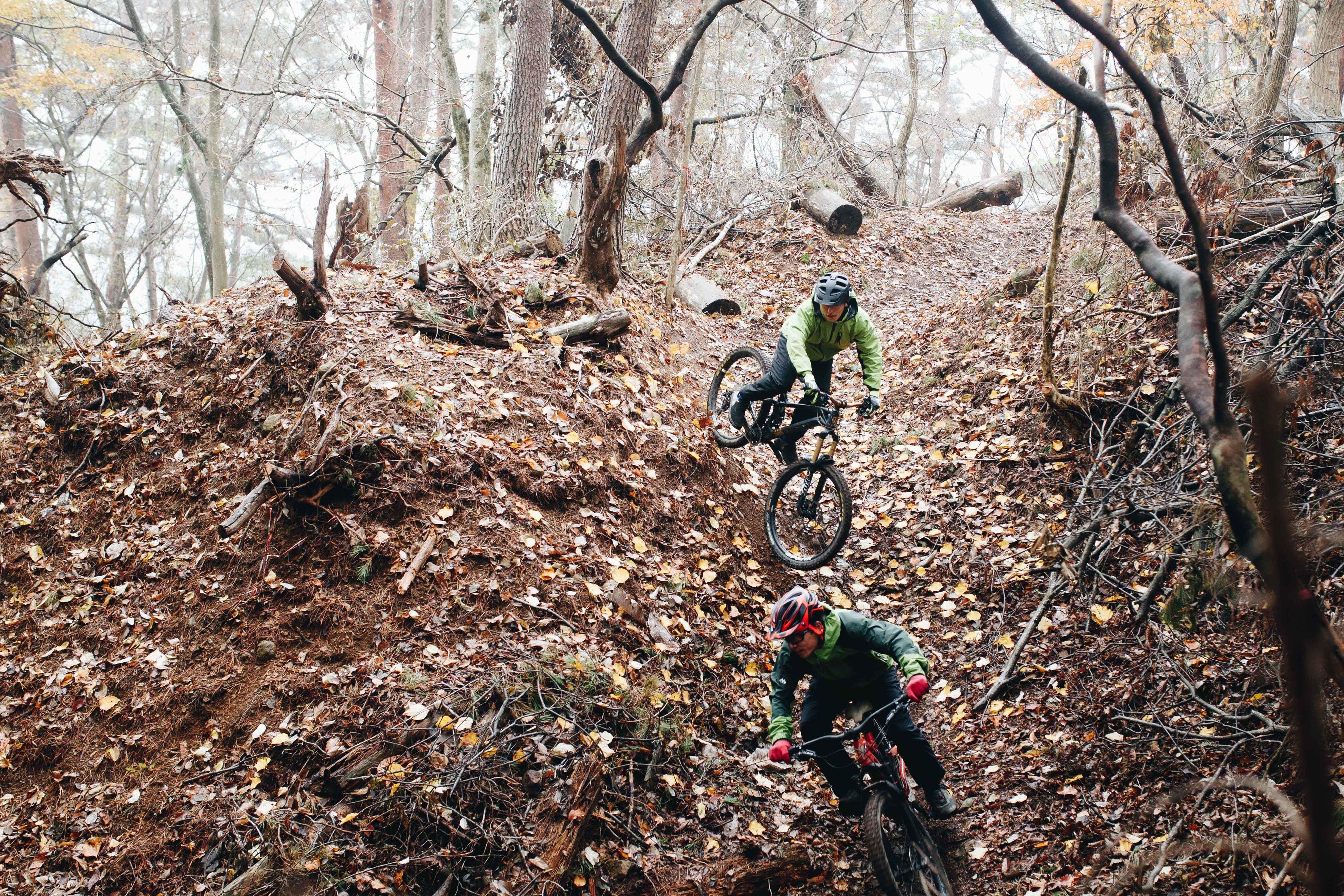 落ち葉が積もるダイナミックな古道をライド。これぞ日本のMTB。
