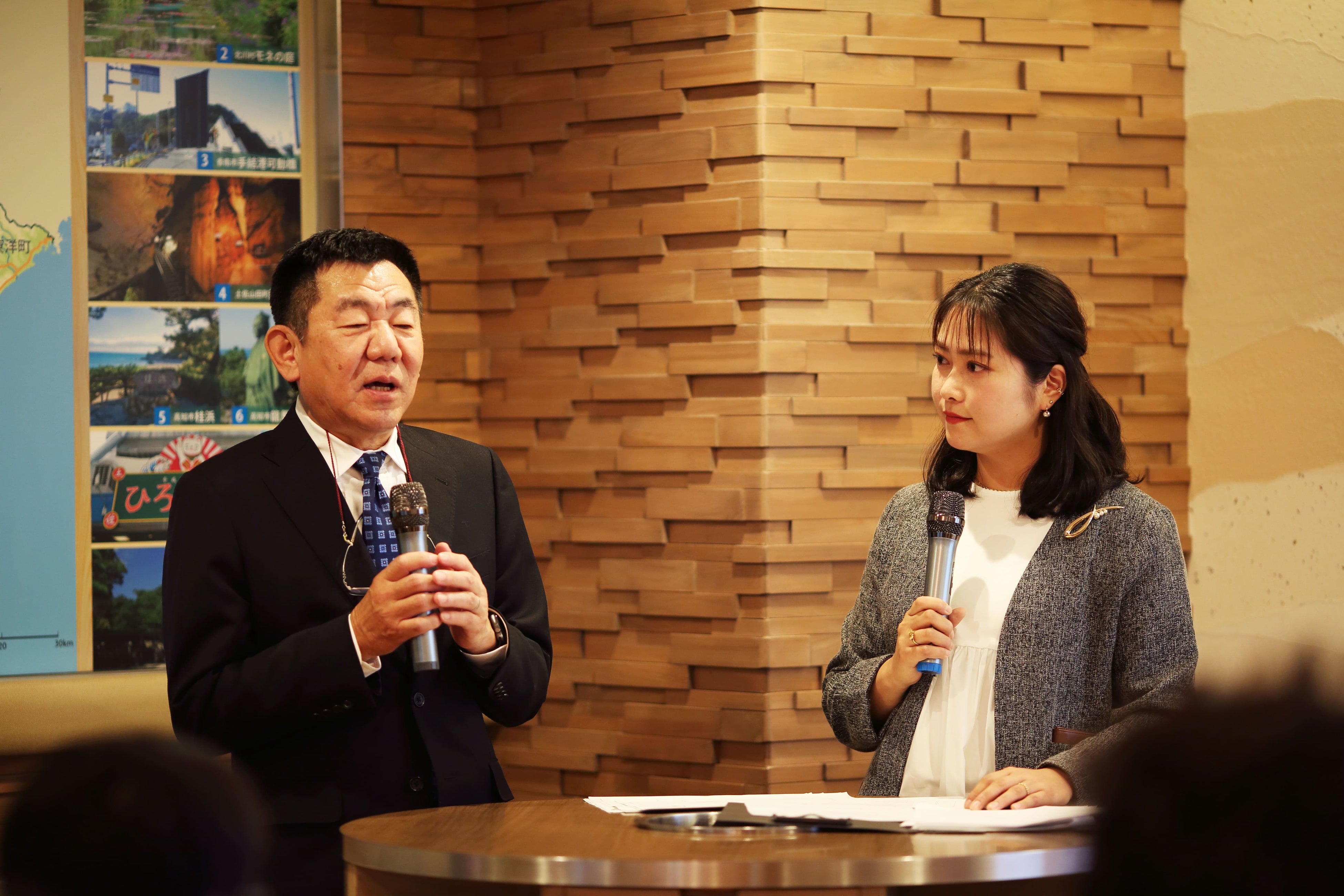 質疑応答の場面