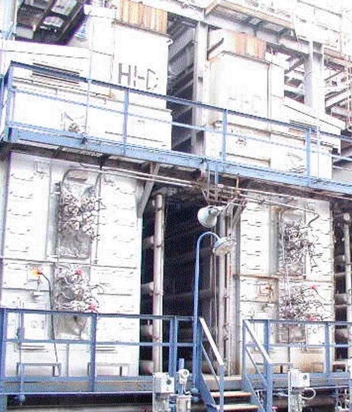 出光興産徳山事業所ナフサ分解炉（提供：出光興産）