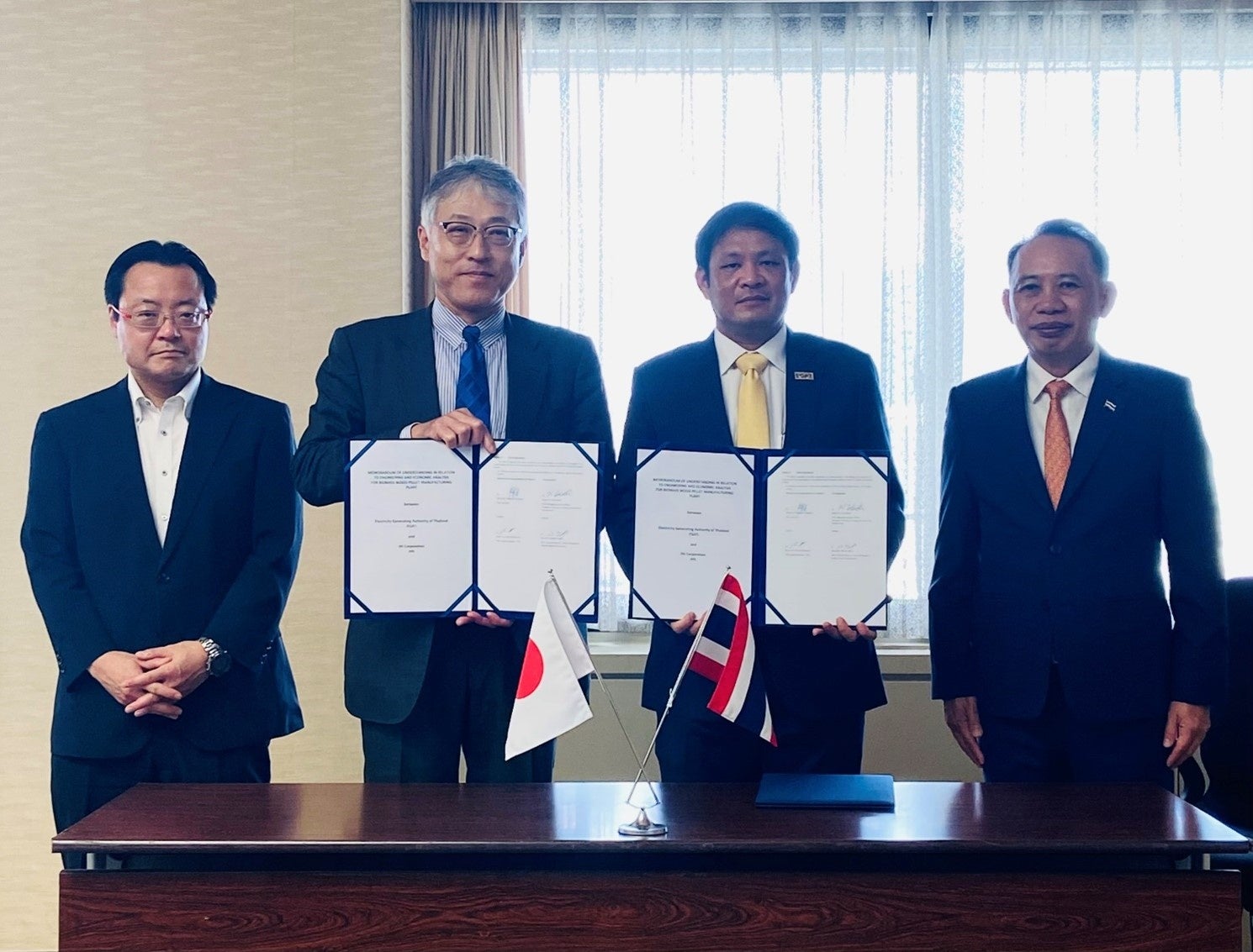 左から，経済産業省資源エネルギー庁 木原晋一国際カーボンニュートラル政策統括調整官， IHI 執行役員 小澤典明 資源・エネルギー・環境事業領域 副事業領域長， EGAT Narin副総裁， タイ エネルギー省 シンスクプラサート・プラサート 次官