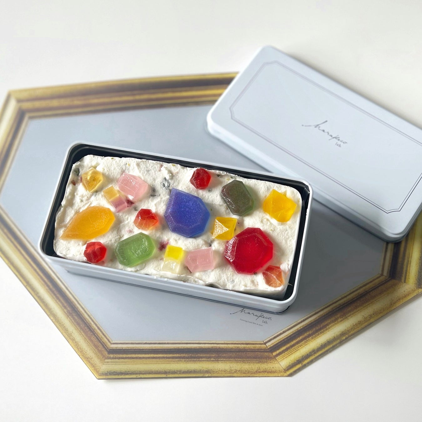 福岡の店頭プレ販売では製作分が全て完売 ハラペコラボの鉱物みたいなお菓子 こうぶつヲカシ 琥珀糖 が散りばめられた 宝石 のカッサータ が1月24日 月 12 00よりオンライン予約受付開始 メルティングポットハラペコラボ株式会社のプレスリリース 福岡の店頭プレ販売では製作分が全て完売 ハラペコラボの鉱物みたいなお菓子 こうぶつヲカシ 琥珀糖 が散りばめられた 宝石 のカッサータ が1月24日 月 12 00よりオンライン予約受付開始 メルティングポットハラペコラボ株式会社のプレスリリース