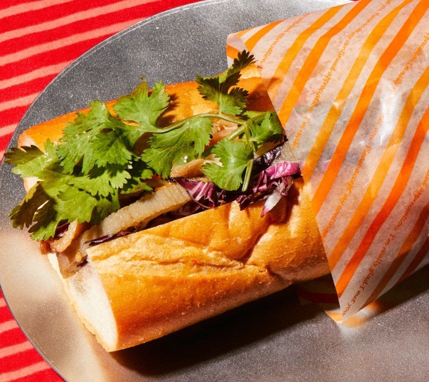 鳥羽周作シェフの直伝の 「HEY!バインミー」（880円）