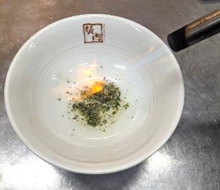 1杯ずつ丼で青唐辛子を炙る