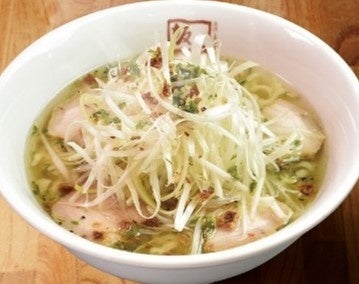 「青唐ねぎ塩ラーメン」 （890円税込） トッピングをアレンジし通年販売中