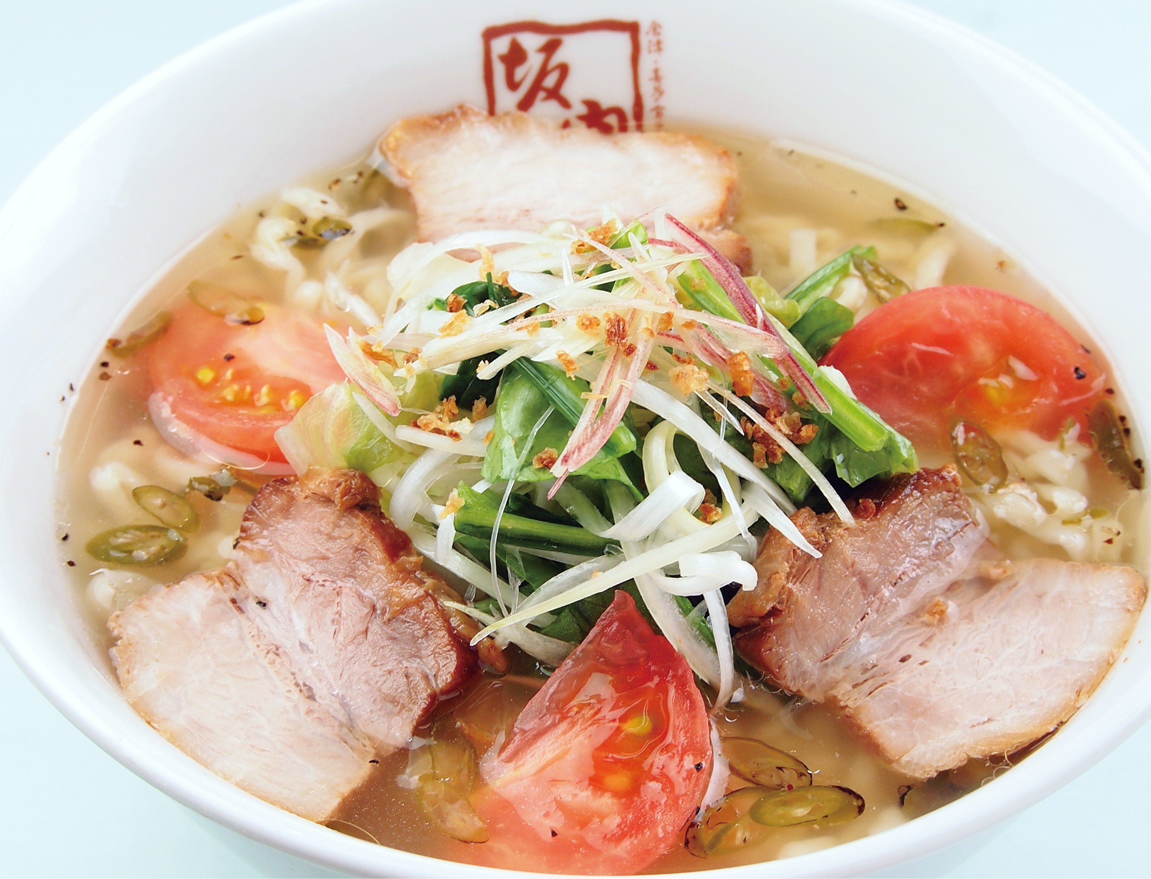 期間限定「青唐うま塩ラーメン」（970円税込） 8月22日まで お酢のさっぱり感と青唐辛子の辛さがマッチした、 スッキリ透明激辛スープのラーメン。 夏野菜のトッピングが女性に大人気！