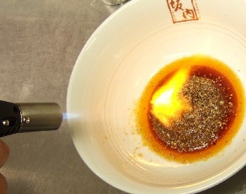 ごまペースト(芝麻醤）と味噌ベースを合わせて炙る