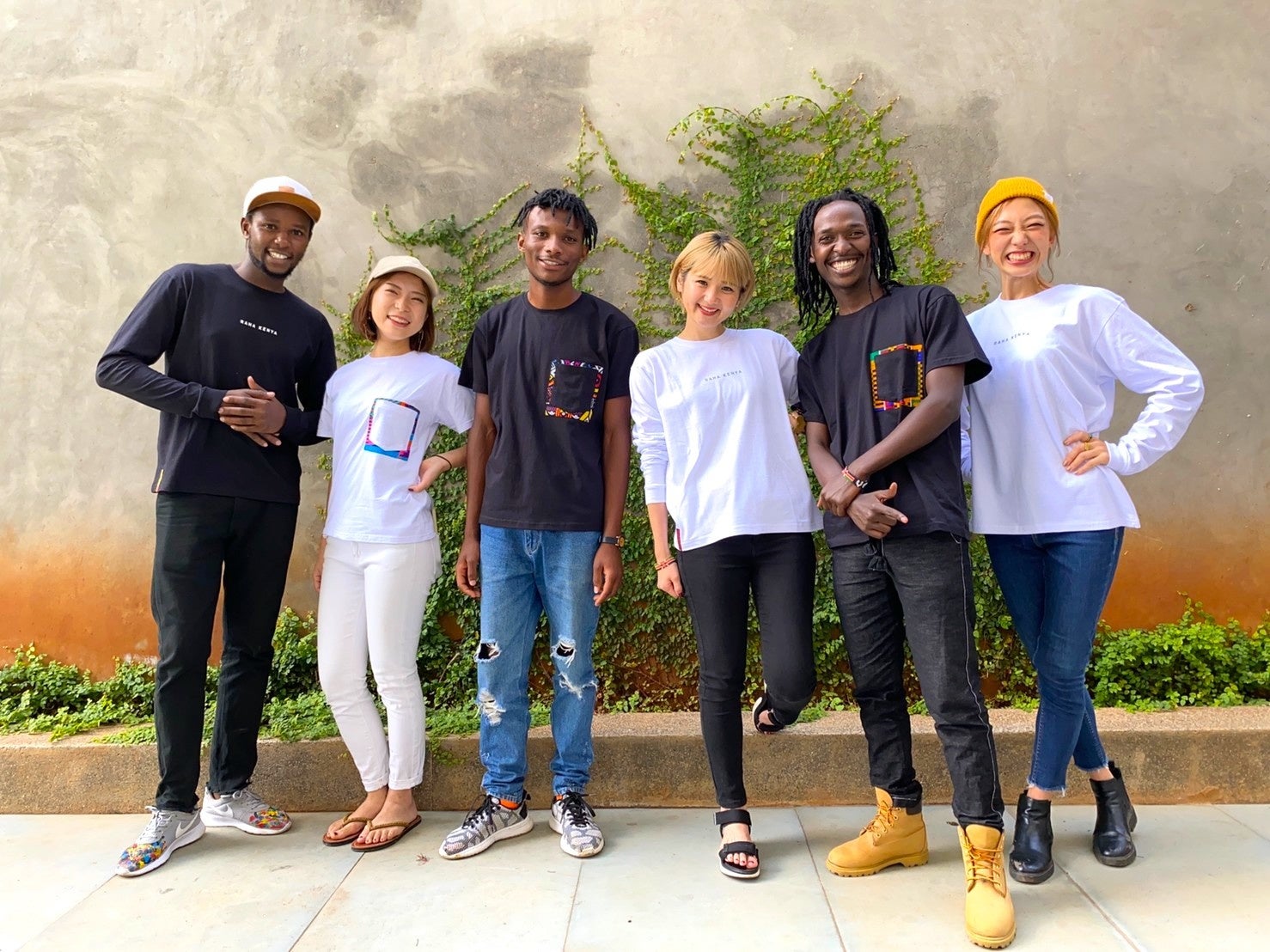 「気軽に身につけられるアフリカ布」をテーマに製作したトップスを着て。ケニアの友人たちと一緒に撮影！