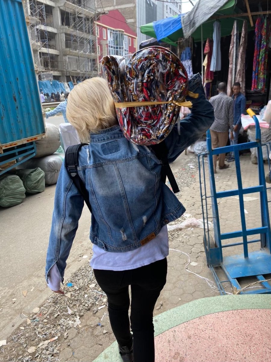 購入した布を肩にかついで、よっこらしょっ！