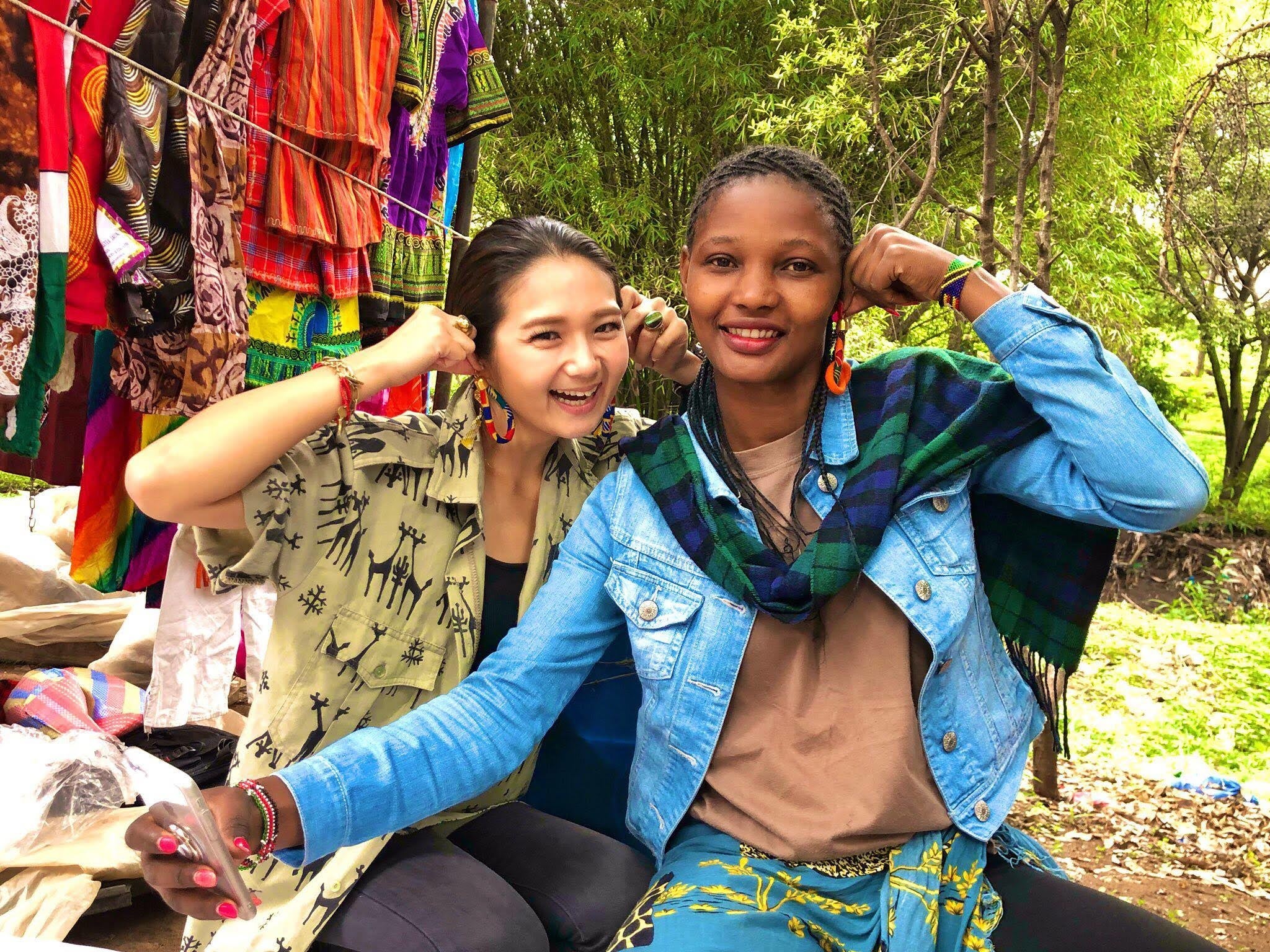 マーケットで可愛いアクセサリーを作っている女性と出会い、仲良しに