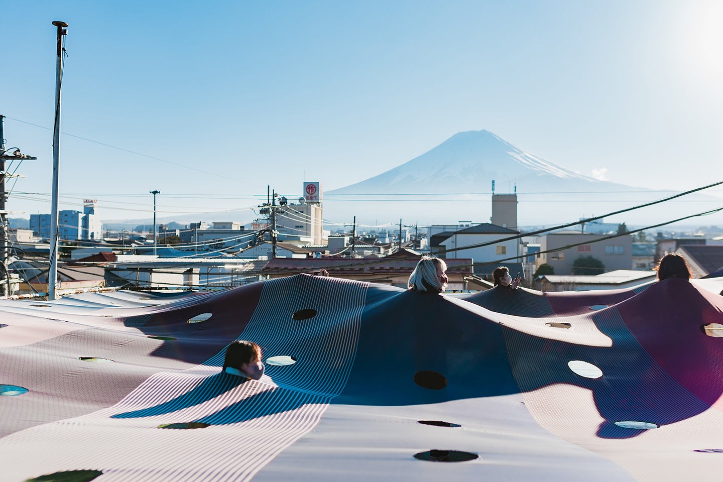 昨年開催の様子  FUJI TEXTILE WEEK 2021 出展作品 西尾美也《裏地  裏富士》  撮影 吉田 周平