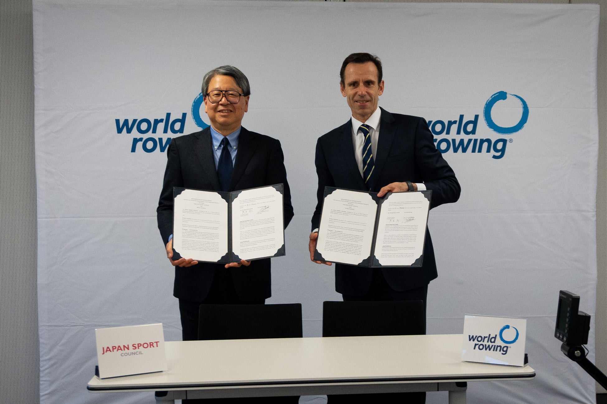 左より、JSC 理事長 芦立訓、ワールドローイング会長 ジャン・クリストフ・ロラン ©World Rowing