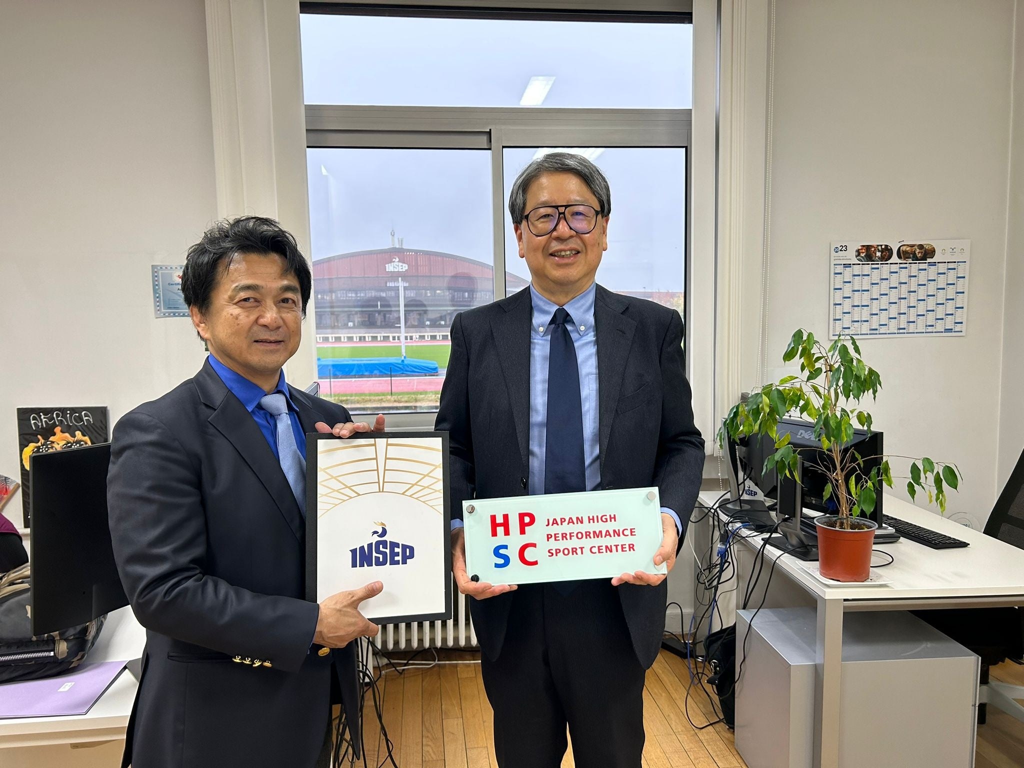 INSEP内のHPSCワークスペース。 左より、JSC ハイパフォーマンススポーツセンター長　久木留 毅、JSC理事長　芦立訓