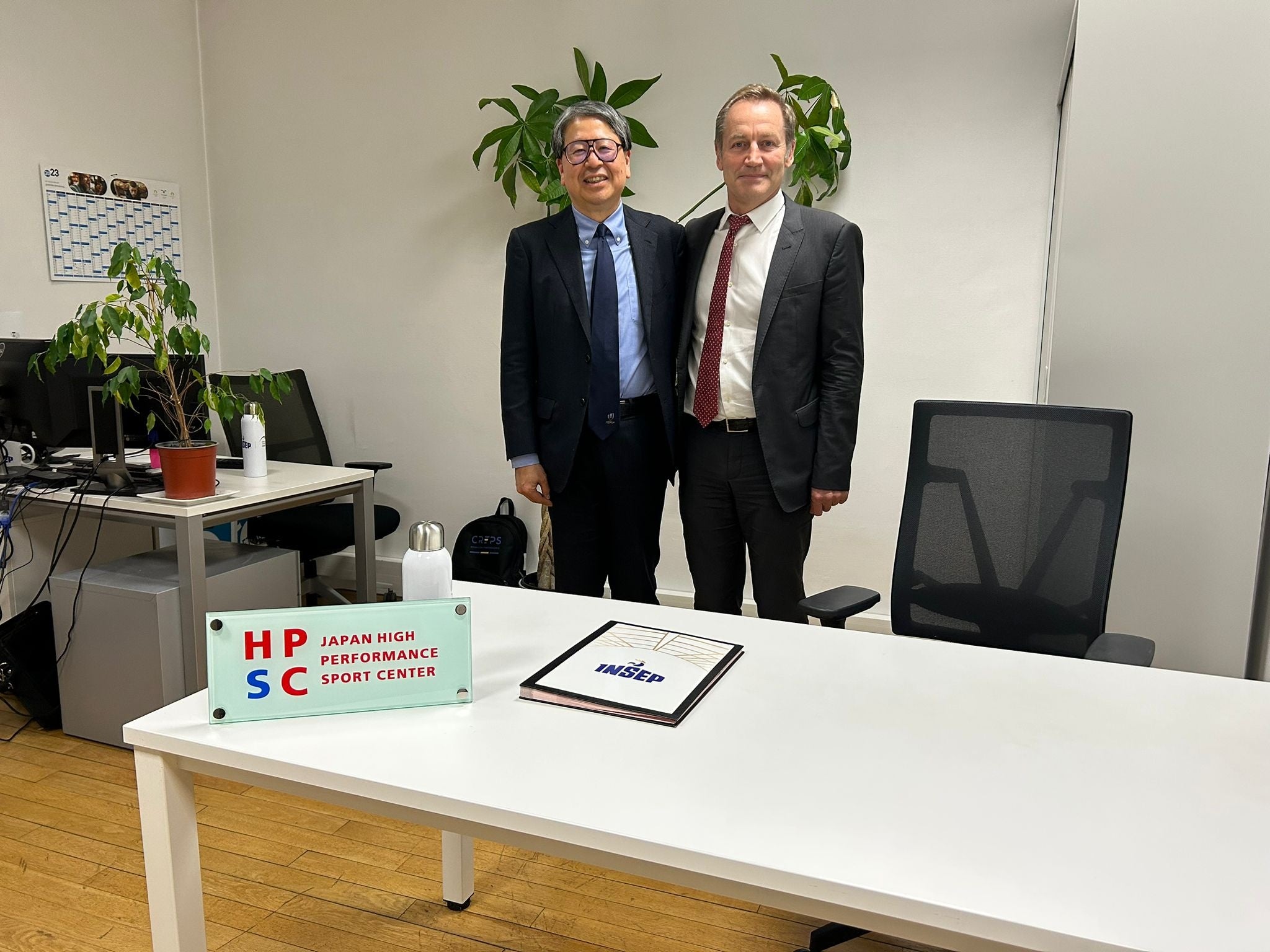 INSEP内のHPSCワークスペース。 左より、JSC 理事長 芦立訓、INSEP General Director ファビアン・カヌ