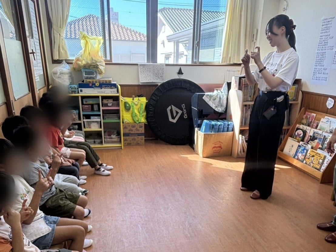 【開催報告】ろう者と聴者のスタッフが保育園で手話体験を開催 年長クラスの子どもた…