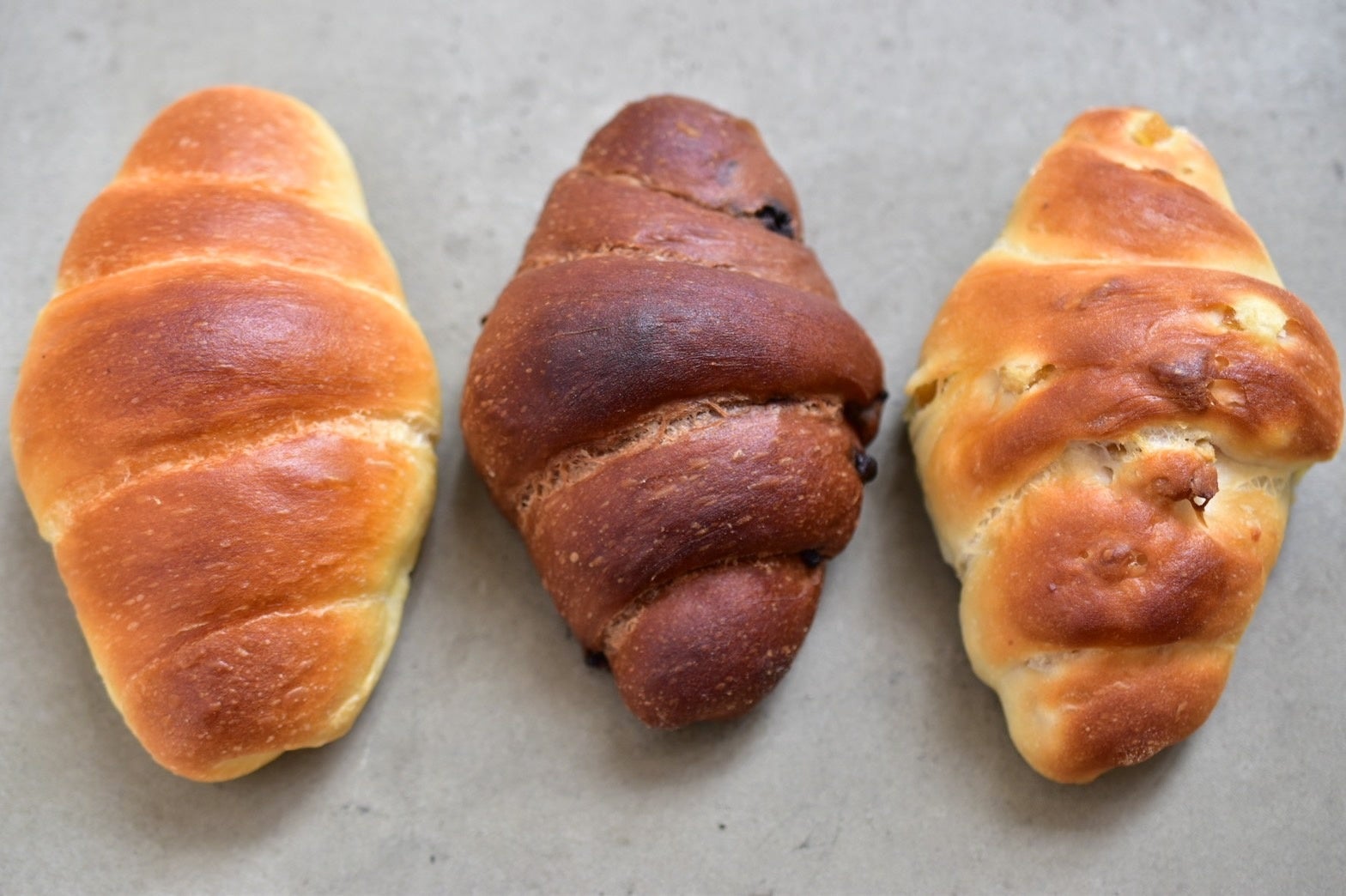 シンプルな形のバターロール