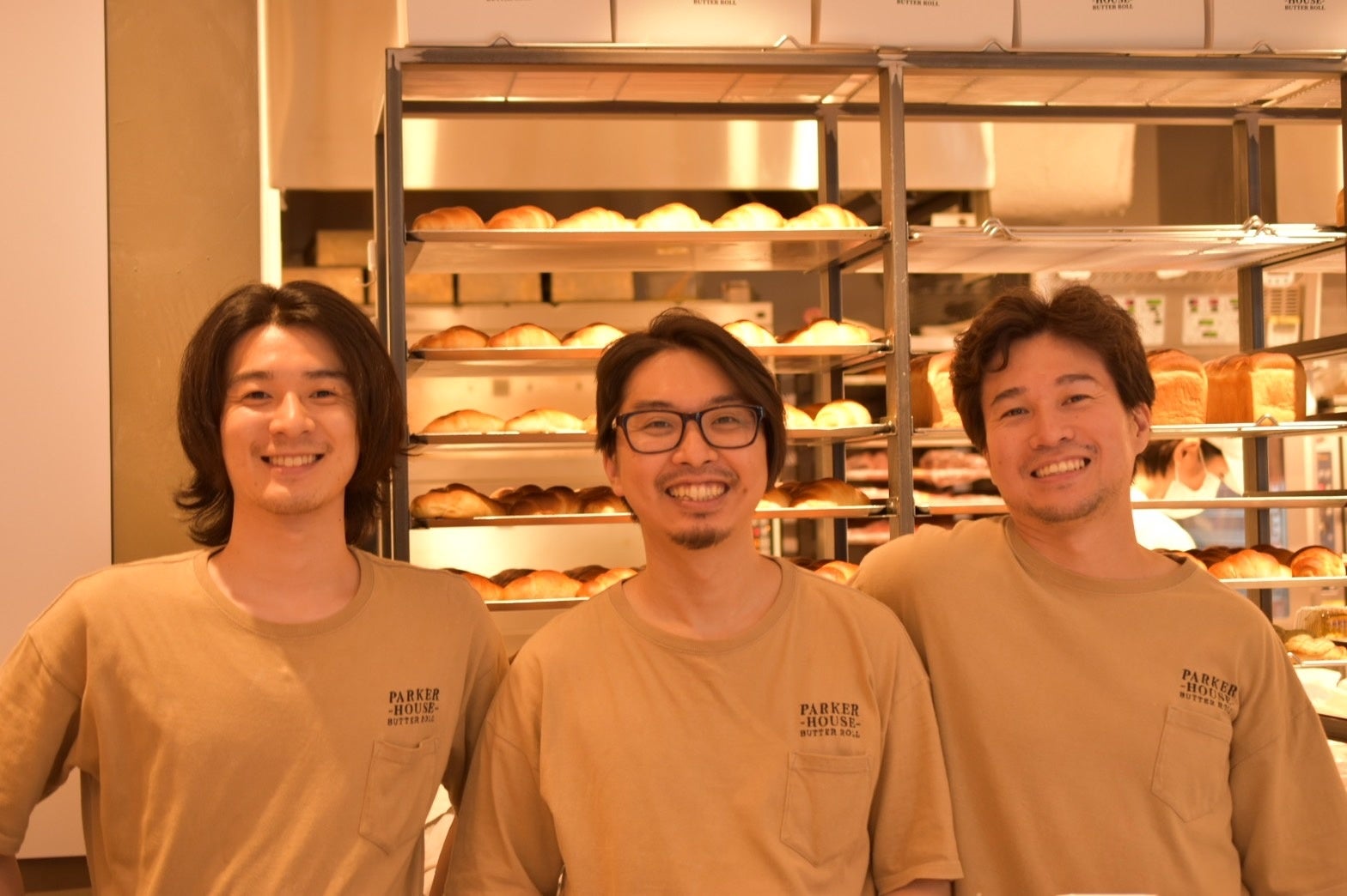 左から、石井雄太副店長、三沢零店長、八木英治開発担当