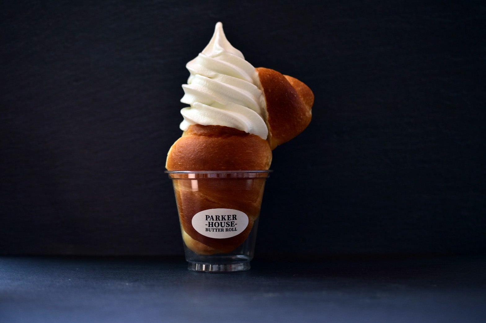 バターロールをカットして、ソフトクリームをオン！