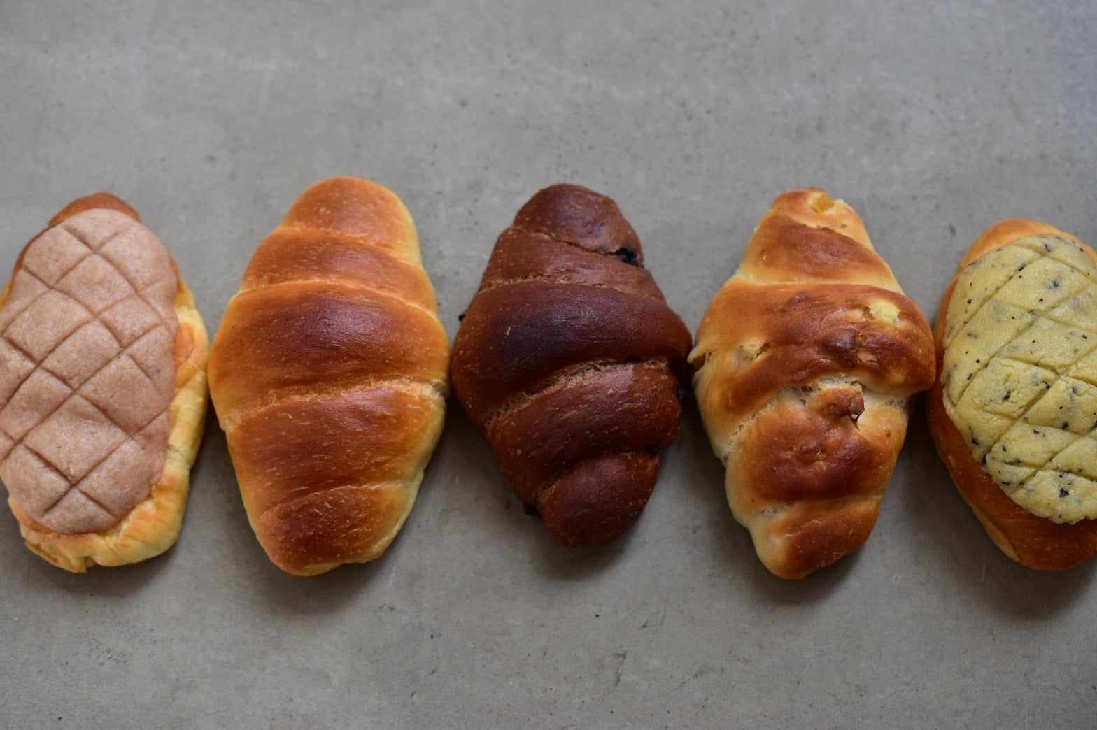 左から順にいちごぱん、プレーン、Wショコラ、レモンとくるみ、ラム酒香る大人のメロンパン