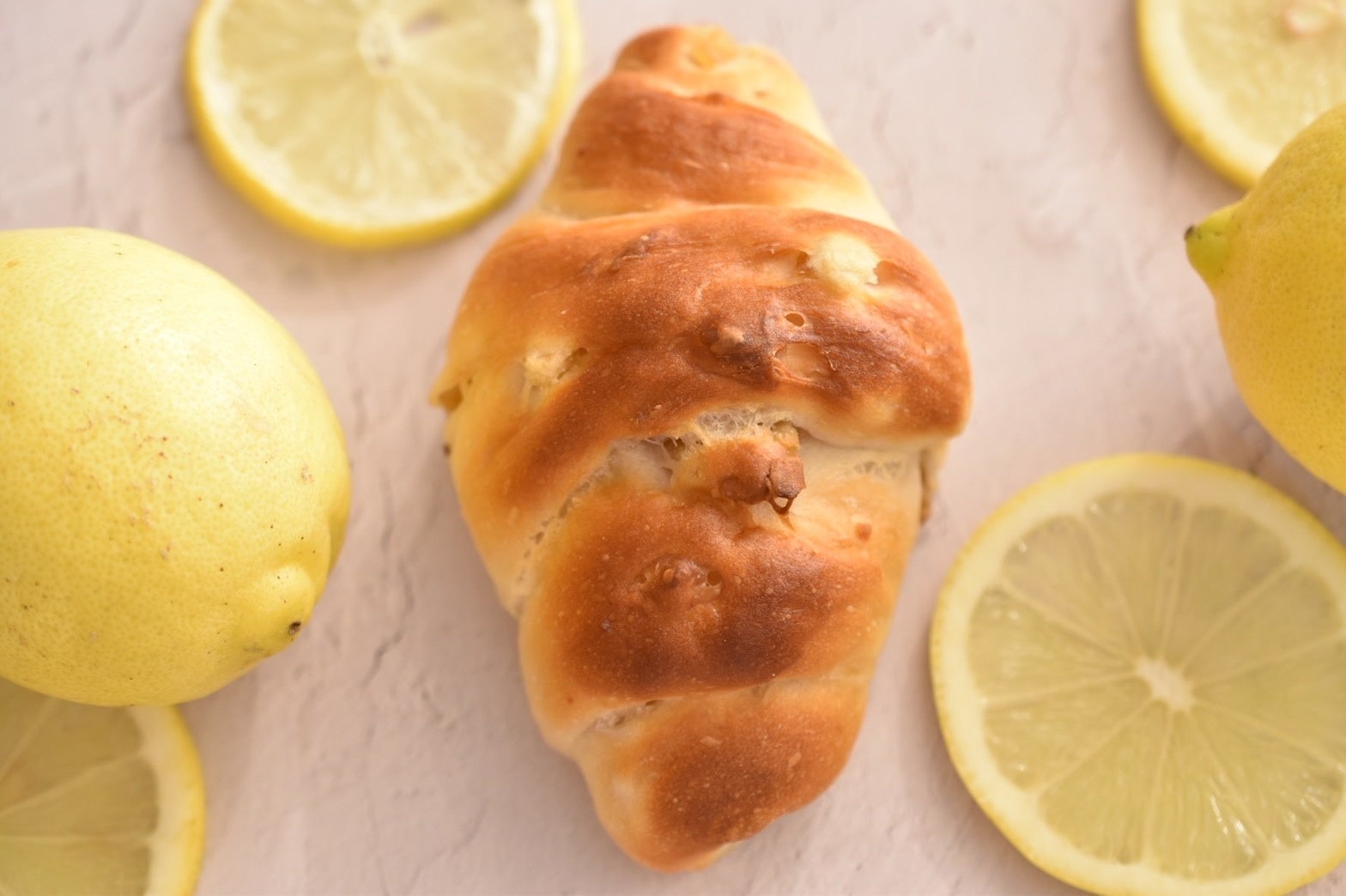 レモンとクルミのバターロール