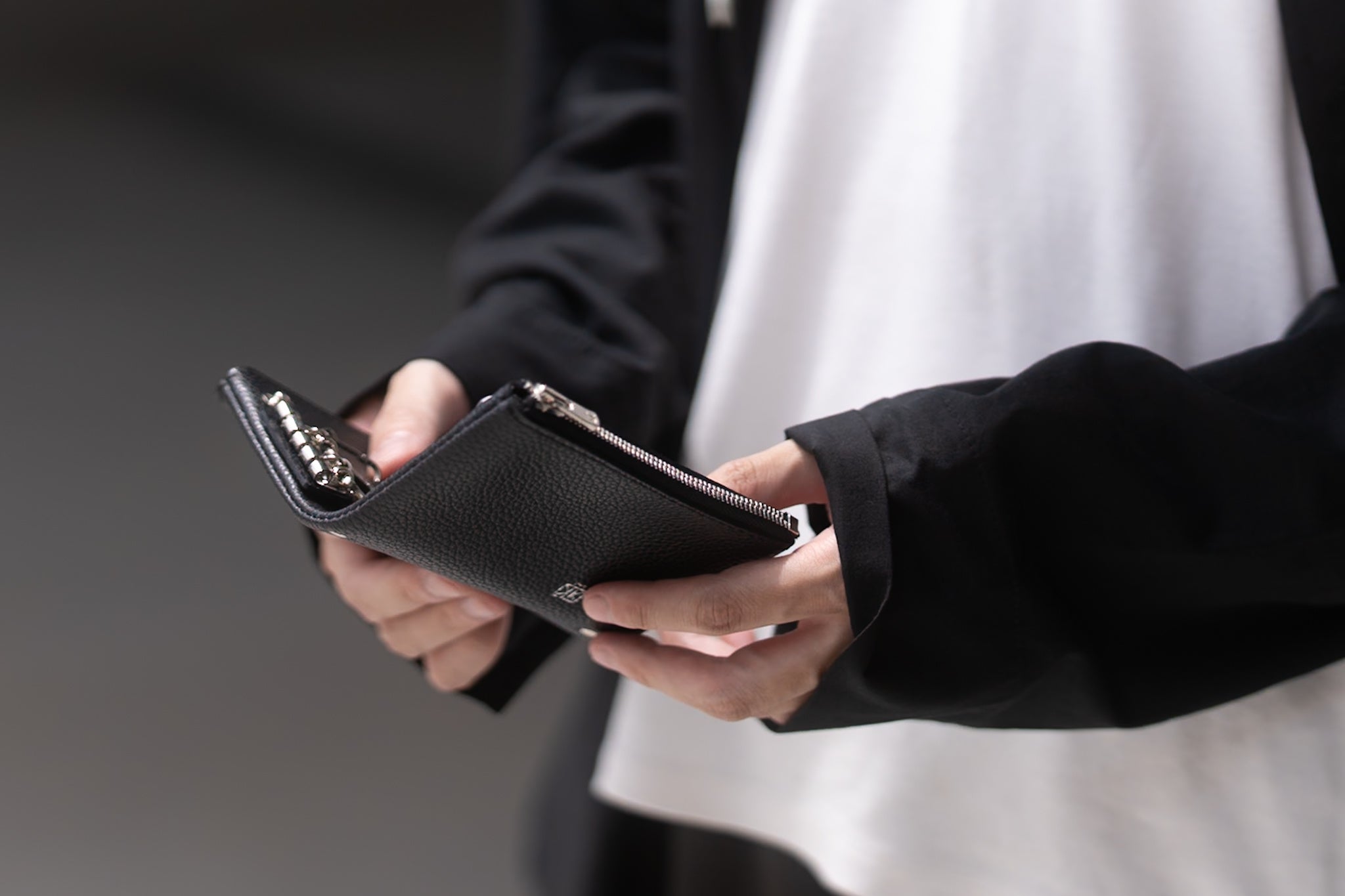 カワニシカバンの新シリーズ“Dual”から第2弾、キーケース「book［ブック］」を発売。ダブルフェイスレザーを1枚で仕立てたふっくらフォルム──YouTube登録15万人の香川発・バッグブランド