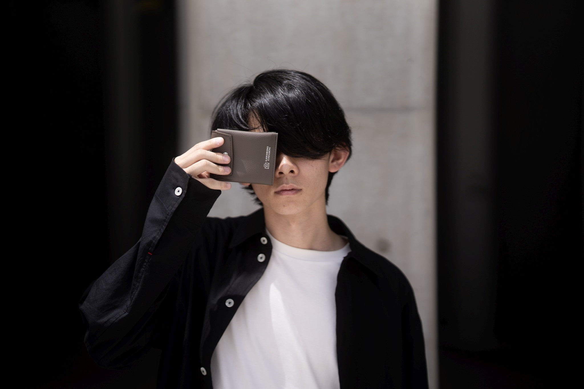 カワニシカバンの新シリーズ“Dual”から第1弾、ミニウォレット「hand［ハンド］」が登場。手のひらサイズのレザー財布──YouTube登録15万人の香川発・バッグブランド