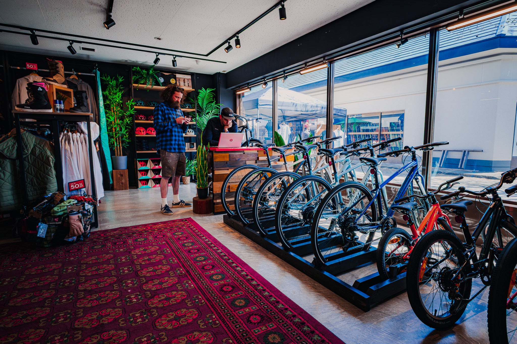 「白馬の夏を満喫！リズムサミットが自転車レンタル開始。豊富な品揃えと美しい景色を楽しもう！」