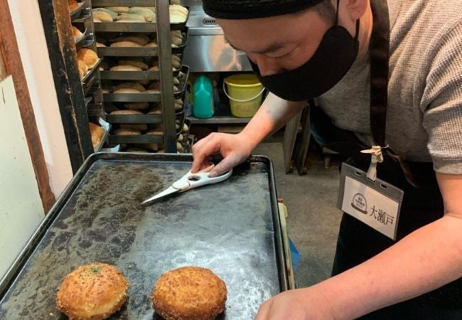 研究に励む代表の大瀬戸