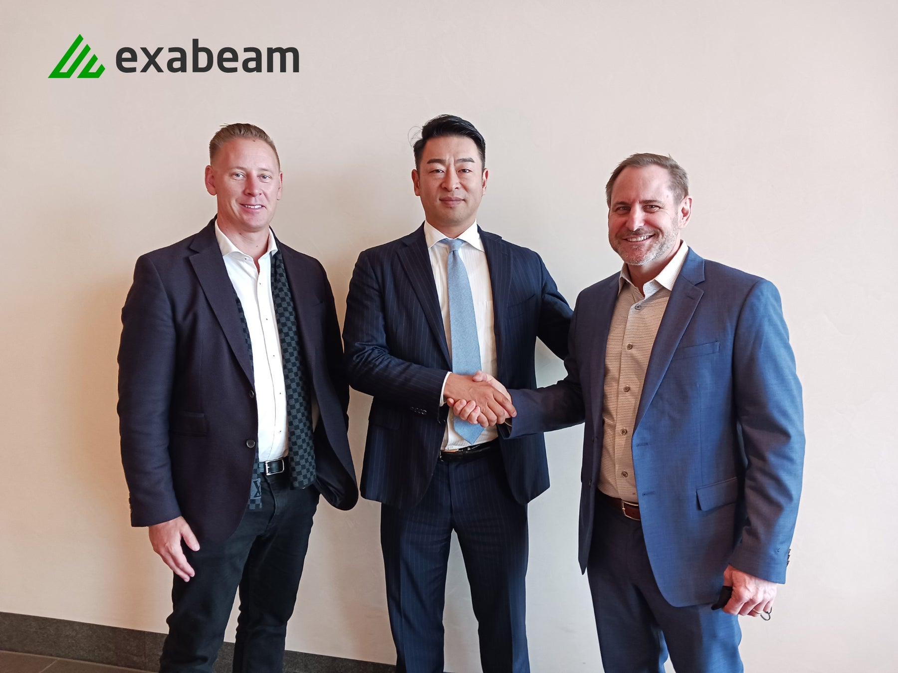 （写真左から) Exabeam APJ バイスプレジデント ギャレス・コックス、Exabeam Japan カントリーマネージャー 光山慶、Exabeam 最高レベニュー責任者 クリス・セシオ