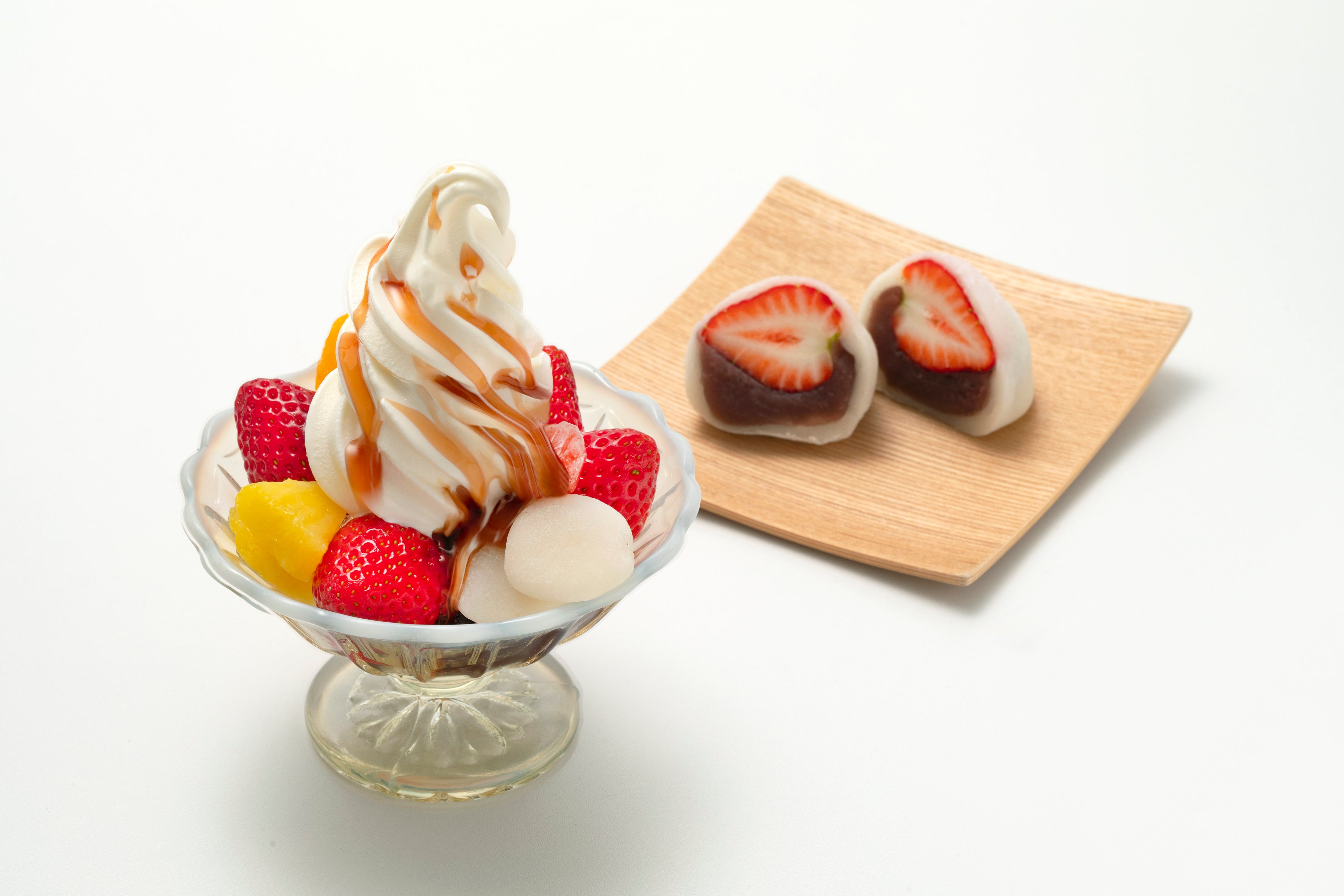 いちごパフェ☆ 🍓いちごローズパフェ 2500＋tax . いちごの季節も終盤に