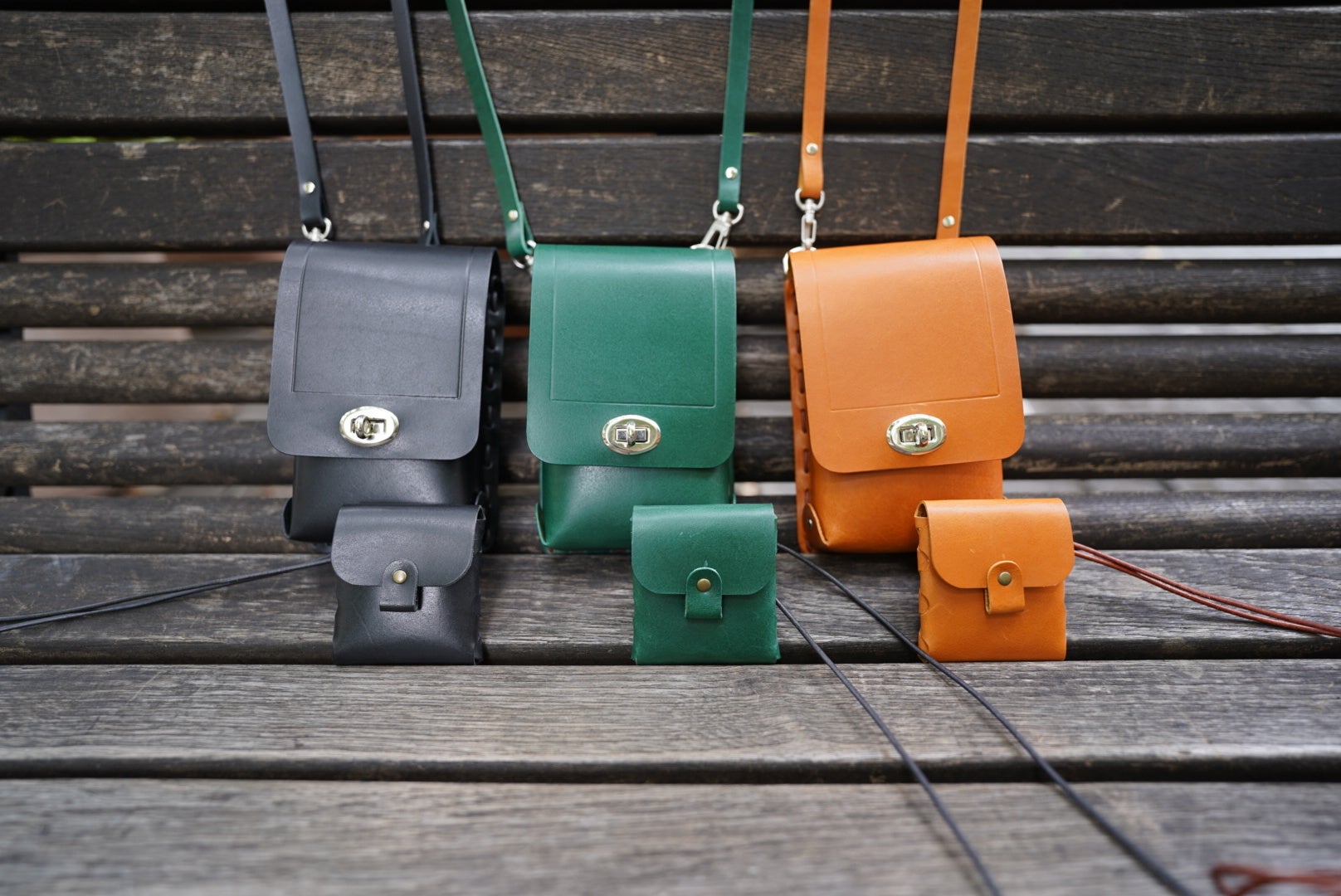 上：ミニポーチ（￥11,000）　下：ネックホルダー（￥4,400）