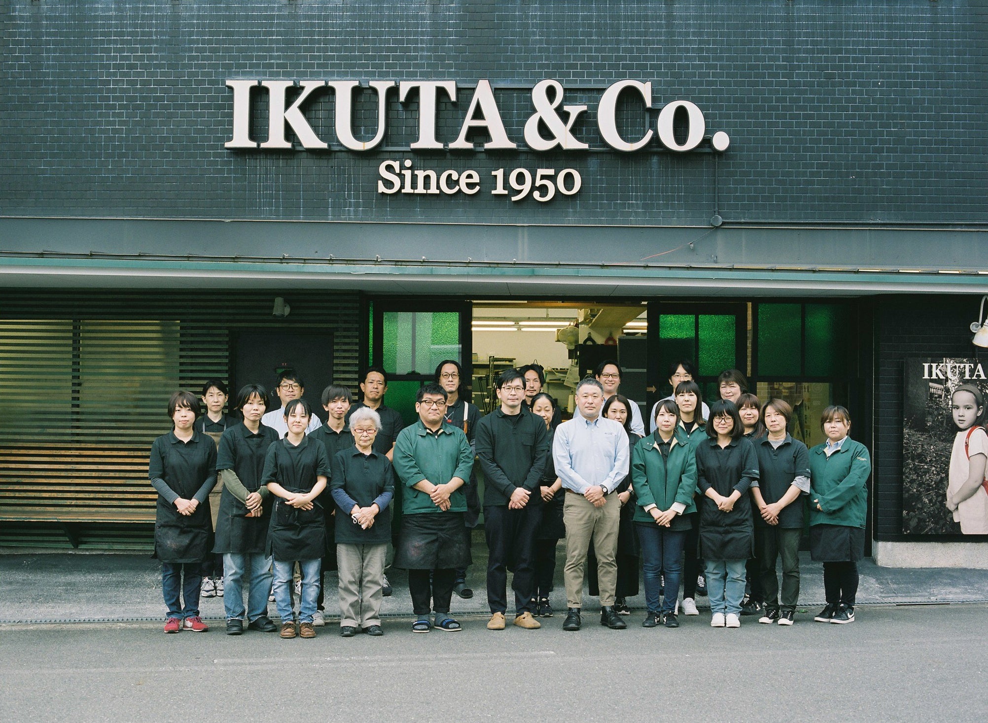 20代～70代のスタッフ。平均年齢は42歳