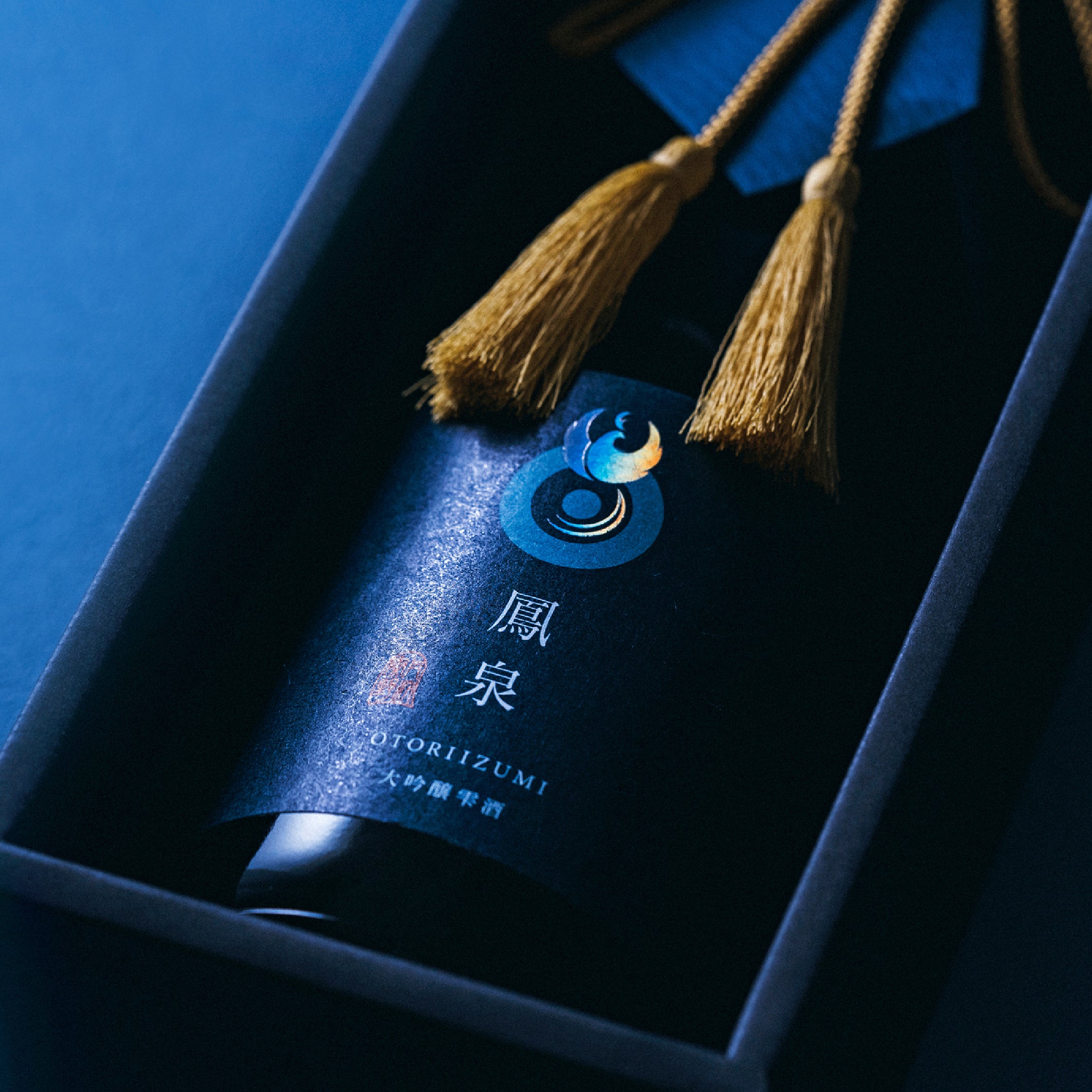 伝統と革新が融合したボトルと箱