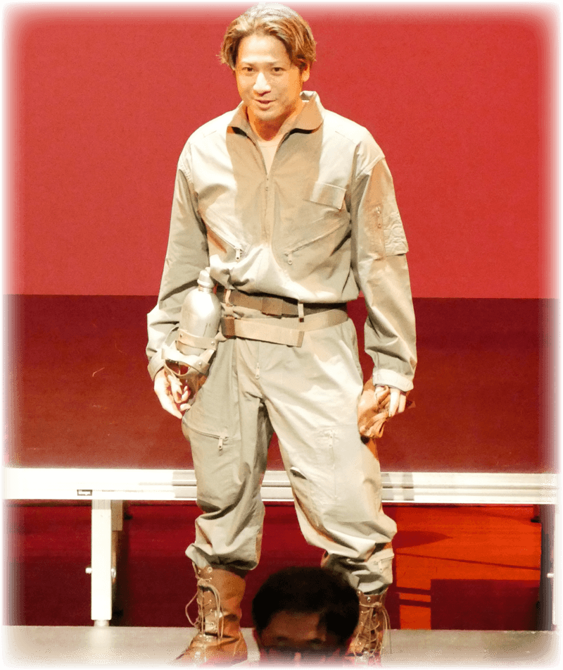 テノール 市川浩平 『ある水筒の物語』の一場面 （今回もこの衣装を着て歌唱）