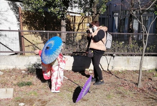 7歳の七五三の記念写真を撮影する様子（fotowa出張フォトグラファー：佐藤美哉さん）