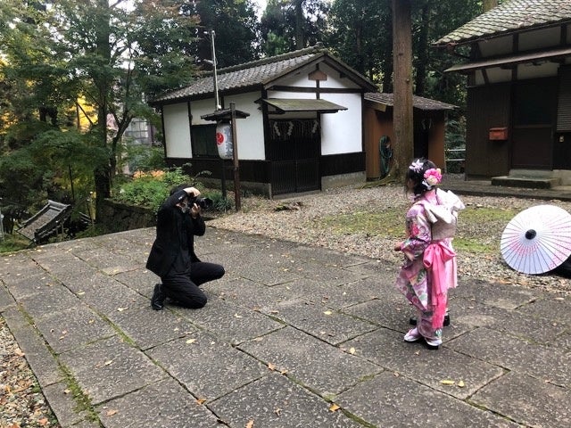 総勢11名の七五三の記念写真にひとりひとり向き合って撮影しました（fotowa出張フォトグラファー：YOKOさん）