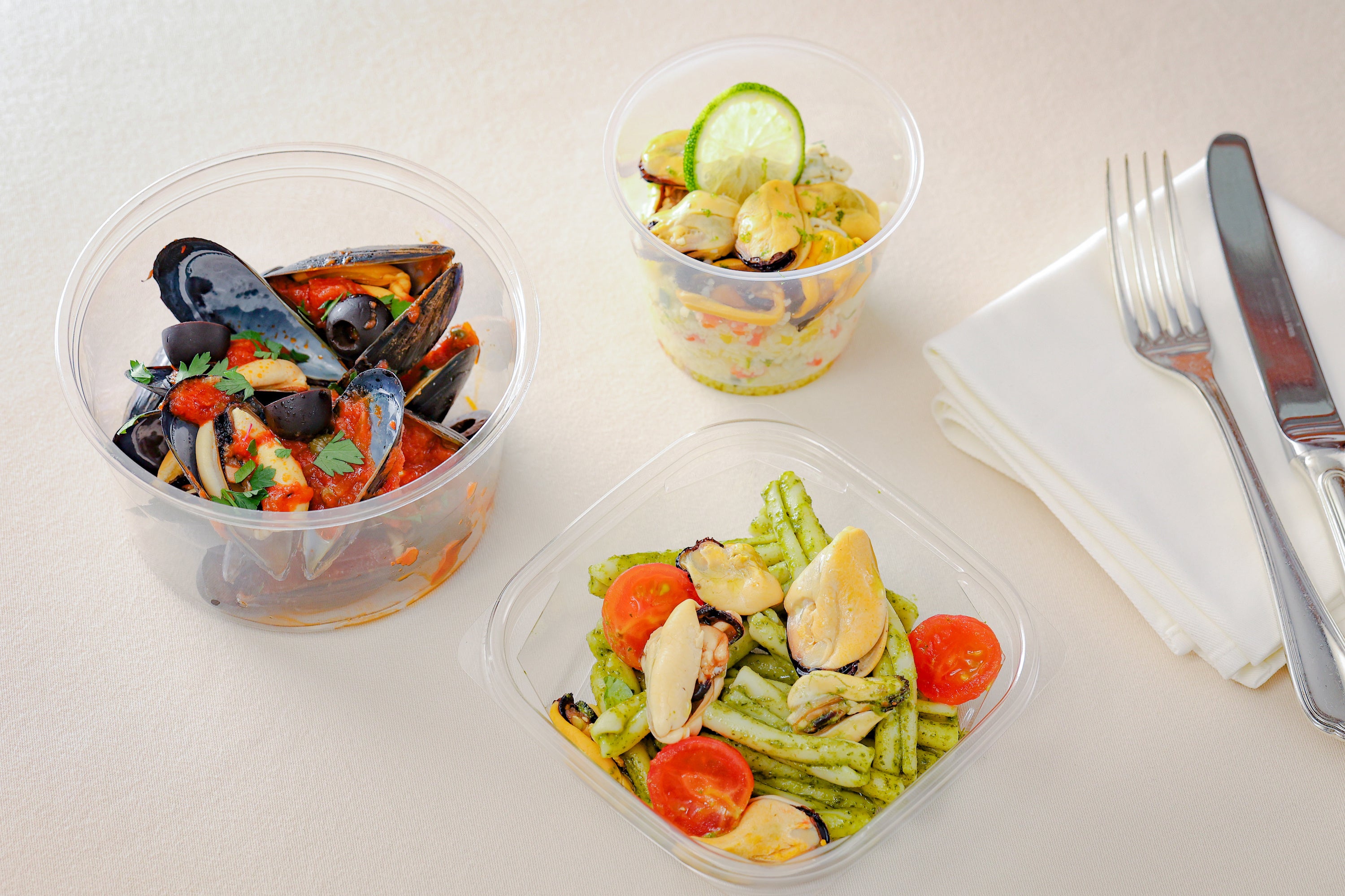 ムール貝とクスクスのサラダ へべす風味（上）／ムール貝のプッタネスカ（左）／ムール貝のジェノヴァ風カーサレッチェ（右下）