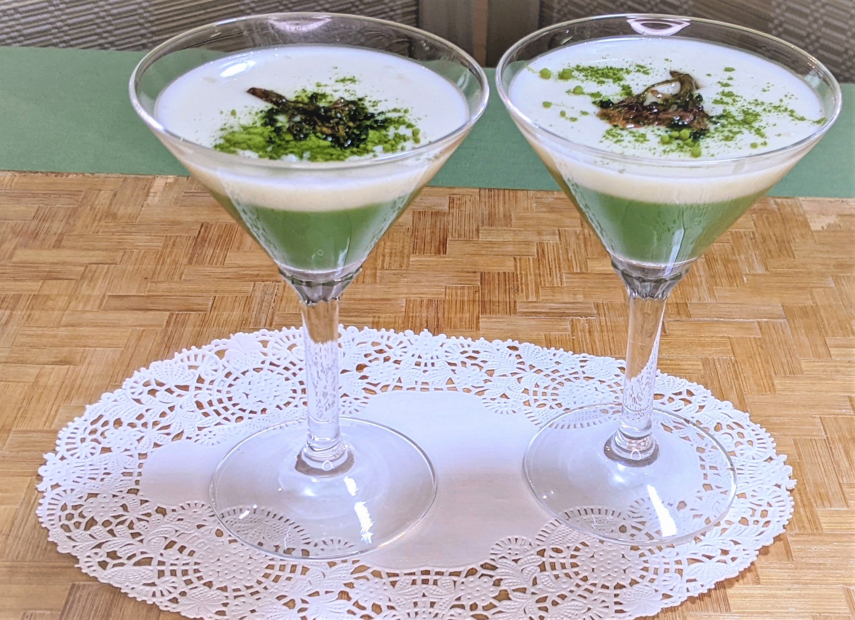 桜の花の砂糖漬けをあしらった抹茶ババロア、上にふりかけた抹茶の粉がダマになっている