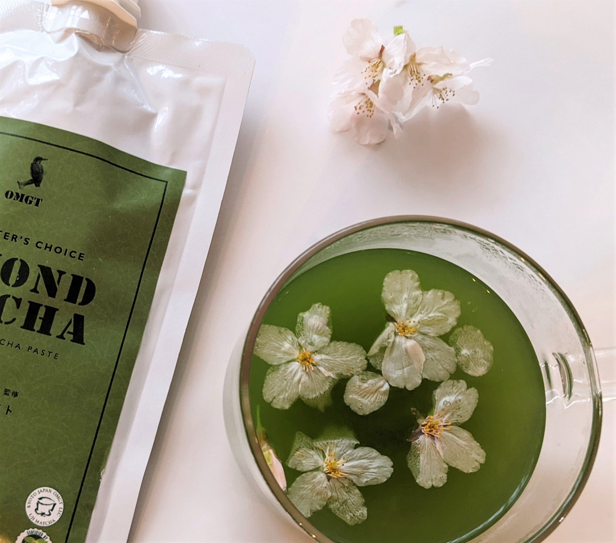 桜の花びらを浮かせた抹茶ドリンク